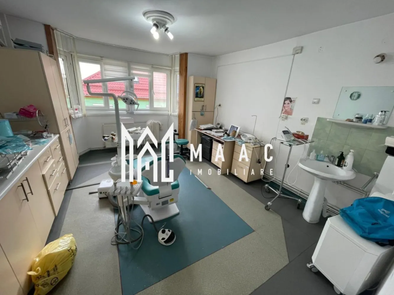 Spațiu medical I 84 mp I Calea Dumbrăvii I Sibiu - MAAC Imobiliare vă propune spre vânzare un spațiu medical situat pe Calea Dumbrăvii, una dintre cele mai apreciate și bine cotate zone din Sibiu. Proprietatea este ideală pentru desfășurarea activității de stomatologie sau alte servicii medicale, fiind complet utilată și pregătită pentru funcționare imediată.

Date principale:
Suprafață utilă totală: 100 mp
Compartimentare pe două niveluri: Etajul 1 + Etajul 2
4 încăperi funcționale
Zonă recepție / primire pacienți
Se vinde cu echipamentele incluse în preț
Posibilitate de achiziție cu echipamente (se discuta separat)

Compartimentare:
Etajul 1:
2 camere pentru cabinet
Recepție și zonă de așteptare pacienți
Spațiu organizat eficient pentru flux medical
Etajul 2:
1 cameră suplimentară, potrivită pentru cabinet, sală tratamente, birou sau spațiu administrativ

Imobilul este amenajat special pentru activitate stomatologică și respectă cerințele necesare desfășurării acestui tip de activitate. Configurația permite atât funcționarea unui cabinet individual, cât și dezvoltarea unei mini-clinici.

Avantaje locație:
Zonă premium din Sibiu
Acces facil și vizibilitate foarte bună
Adresă cunoscută și apreciată pentru activități medicale
Potențial investițional ridicat

Acest spațiu medical de vânzare în Sibiu reprezintă o oportunitate excelentă pentru medici stomatologi care doresc să înceapă imediat activitatea sau pentru investitori interesați de achiziția unui cabinet complet echipat într-o zonă de top.

Pentru mai multe detalii sau pentru a programa o vizionare, nu ezitați să ne contactați. Menționați ID-ul anunțului: CP2926812.