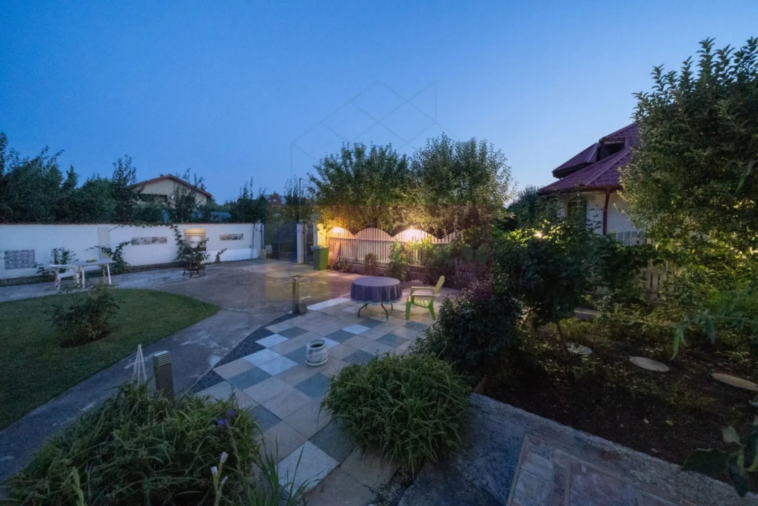 Vila superba in stil mediteranean Saftica- Corbeanca- COMISION 0. - COMISION 0.
Compania Imobiliara Apulum 94 va propune spre vanzare o vila deosebita P+1+pod , situata in Saftica, in imediata apropiere a localitatii Corbeanca, intr-o zona nou dezvoltata, exclusiv de vile, caracterizata prin verdeata abundenta , aer curat si multa liniste - - o adevarata oaza de relaxare. 
Proprietatea este amplasata pe un teren de 704 mp , la capatul unui drum de servitute cu acces limitat, care se inchide chiar in aceasta proprietate, oferind intimitate si confort sporit. 
Caracteristici generale:
- arhitectura moderna, eleganta
-suprafete vitrate mari- lumina naturala excelenta
- racordata la toate utilitatile: curent electric, gaze, apa, canalizare. 
-constructie solida pe stalpi de beton cu zidarie din caramida
- placi de beton peste fiecare nivel, inclusiv peste etaj
- izolatie exterioara cu polistiren de 10cm,
-acoperis cu tigla ceramica Spania- Escandella
-finisaje si dotari premium
-Tamplarie PVC Veka
-parchet triplu stratificat
-marmura in toate baile, gresie Spania, granit
-piatra naturala in living, peretele scarii si holul etajului
-usi interioare din lemn productie Franta culoare alba
-incalzire electrica prin pardoseala in baile de la parter si etaj
-centrala termica Bosch in condensare -32KW
- 4 aparate de aer conditionat
- sistem de securitate BGS
-distribuitoare separate pentru apa menajera si incalzire( parter si etaj)
-put propriu( 40 m adancime) pentru apa menajera si irigarea gradinii
-curte amenajata impecabil cu brazi maturi, pomi fructiferi si flori
-anexa pentru depozitare
-zona de gratar
-bucatarie exterioara acoperita si complet functionala , ideala pentru petreceri si evenimente
Se preda intreaga documentatie tehnica a imobilului ( structura, instalatii, autorizatii)
Vila se vinde partial mobilata , cu bucataria complet mobilata. 
Se accepta schimb cu o proprietate mai mica +diferenta de pret. 
Compartimentarea este excelent gandita astfel:
Parter= living spatios+ dormitor+bucatarie+baie+ camera tehnica +hol+ terasa generoasa de 48mp
Etaj= dormitor matrimonial cu baie proprie si dressing+dormitor secundar+baie+balcon+terasa foarte mare de 47mp
Pod inalt cu posibilitate de amenajare mansarda
Acces rapid catre puncte de interes: Hypermaketuri( Carrefour, Kaufland, Lidl, Mega Image, Hornbach) la 2 km/3 minute; Centura A0 la 3,5 km/ 4 min; DN1 la 350 mp/ 1min; Therme la 4,5 km/6 min; Aeroportul Otopeni la 7,1km/ 10 min; Baneasa Shopping City la 14km/ 17 min; Scoli, gradinite, after scholl pe o raza de 5 km; farmacii la 2km/ 2min; Serviciu Ambulanta la 1,2 km/2 min; Spitalul Agrippa Ionescu la 4,5 km/ 11 min; Universitate- KM0 la 22 km/ 30-35 min. 
Pentru vizionari si mai multe detalii nu ezitati sa ma contactati pe nr 0733683446- Laura Ionescu.