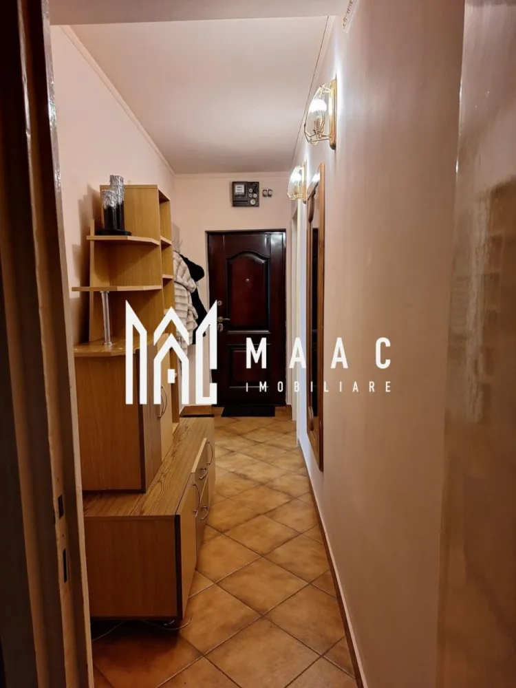 Apartament 2 camere | Etajul 3 | 62mp | Ștrand - MAAC Imobiliare vă propune spre închiriere un apartament cu 2 camere, situat la etajul 3 al unui bloc amplasat în zona Ștrand.

Locuința este complet mobilată și utilată, disponibilă imediat și cuprinde: living luminos, dormitor, balcon închis și baie cu geam.
Încălzirea se realizează prin centrală termică proprie, cu calorifere, asigurând confort termic.
Amplasarea apartamentului permite acces rapid către centre comerciale, instituții bancare, unități de învățământ, farmacii și alte puncte de interes.

Închirierea se face pe termen de minim 1 an.

Nu se acceptă:
-animale de companie
-fumători
-mai mult de 2 persoane
Se percepe o garanție în cuantumul unei chirii lunare.

Pentru mai multe detalii, precizați telefonic că ați văzut anunțul cu ID: CP2891339