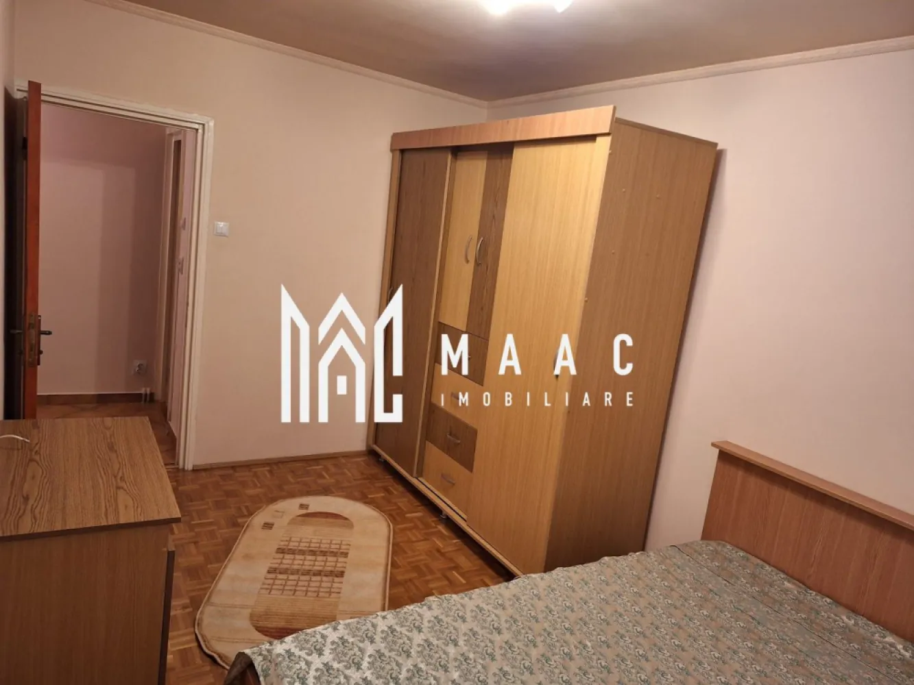 Apartament 2 camere | Etajul 3 | 62mp | Ștrand - MAAC Imobiliare vă propune spre închiriere un apartament cu 2 camere, situat la etajul 3 al unui bloc amplasat în zona Ștrand.

Locuința este complet mobilată și utilată, disponibilă imediat și cuprinde: living luminos, dormitor, balcon închis și baie cu geam.
Încălzirea se realizează prin centrală termică proprie, cu calorifere, asigurând confort termic.
Amplasarea apartamentului permite acces rapid către centre comerciale, instituții bancare, unități de învățământ, farmacii și alte puncte de interes.

Închirierea se face pe termen de minim 1 an.

Nu se acceptă:
-animale de companie
-fumători
-mai mult de 2 persoane
Se percepe o garanție în cuantumul unei chirii lunare.

Pentru mai multe detalii, precizați telefonic că ați văzut anunțul cu ID: CP2891339