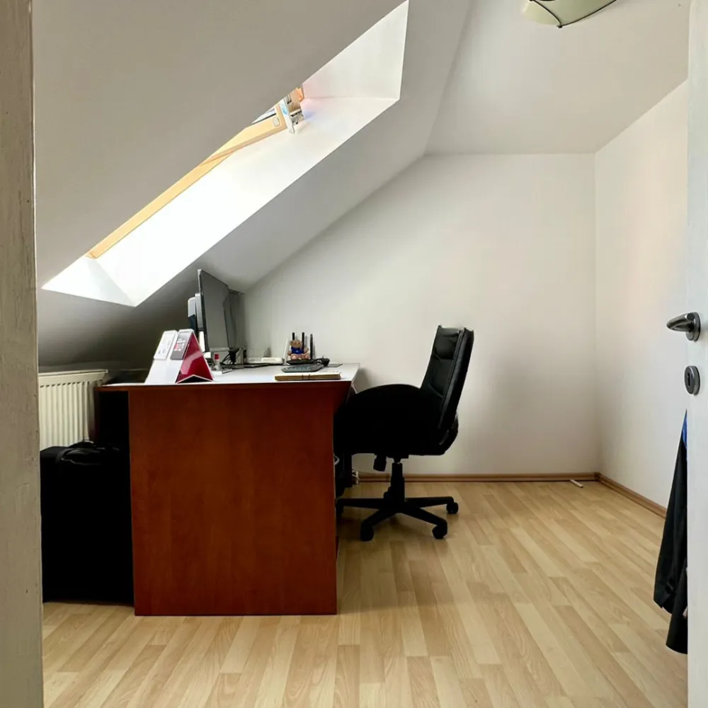 Mansardă modernă de vânzare – 3 camere, 60 mp, gata de mutat! - Descoperă confortul unei locuințe luminoase și bine compartimentate&nbsp;Situată într-o zonă liniștită, perfectă pentru o familie tânără sau un cuplu activ.&nbsp;Detalii proprietate:Suprafață utilă: 60 mpCompartimentare: living cu bucătărie open-space, 2 dormitoare, 1 baie, 1 balcon de 2,5 mpComplet mobilată și utilată cu electrocasnice moderneFinisaje de calitate: gresie, faianță, parchet, tâmplărie PVC cu geam termopanIzolație termică și fonică – confort garantat tot timpul anuluiImobil gata de mutat, fără investiții suplimentare&nbsp;Preț: 77.500 € (negociabil)