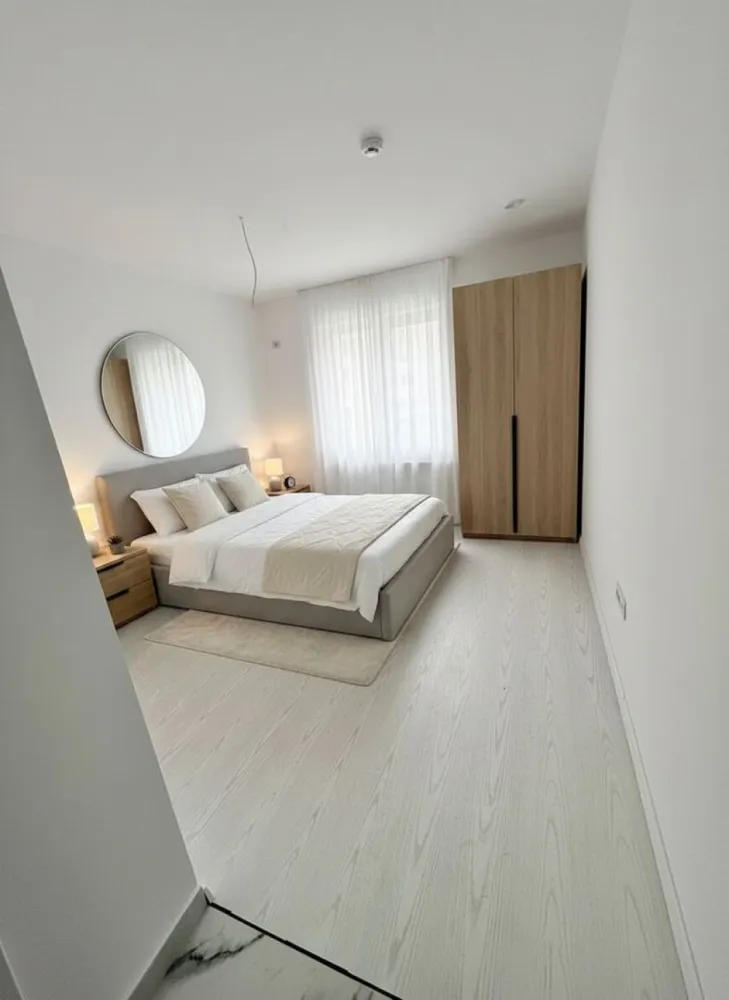 Gars Militari Residence - Tineretului - iulie 2027 - TVA INCLUS !! Vă prezentăm o garsonieră deosebită, situată în cartierul Militari Residence, într-un bloc modern cu regim de înălțime P+6, poziționat strategic pentru a vă oferi confort și accesibilitate. Detalii proprietate: - Tip: Garsonieră - Termen de finalizare: iulie 2027 - Locație: Militari Residence strada Tineretului Avantaje: - Bloc nou, construit cu materiale de calitate, garantând un standard ridicat de confort. - Poziție excelentă, în imediata apropiere a mijloacelor de transport în comun, pentru o deplasare facilă către orice zonă a orașului. - Acces rapid la instituții educaționale (școli publice), centre comerciale, supermarketuri și mall-uri. - Zonă liniștită, ideală pentru locuit sau investiție. Acum este momentul să achiziționați locuința visurilor dumneavoastră! Contactați-ne pentru mai multe detalii și programarea unei vizionări.
