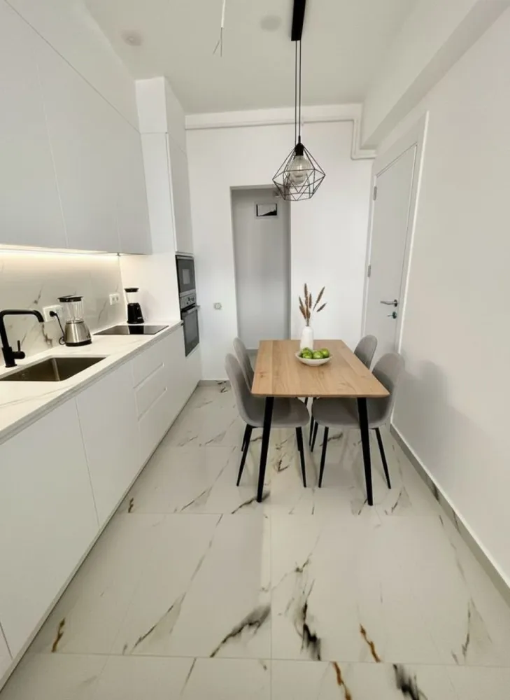 Gars Militari Residence - Tineretului - iulie 2027 - TVA INCLUS !! Vă prezentăm o garsonieră deosebită, situată în cartierul Militari Residence, într-un bloc modern cu regim de înălțime P+6, poziționat strategic pentru a vă oferi confort și accesibilitate. Detalii proprietate: - Tip: Garsonieră - Termen de finalizare: iulie 2027 - Locație: Militari Residence strada Tineretului Avantaje: - Bloc nou, construit cu materiale de calitate, garantând un standard ridicat de confort. - Poziție excelentă, în imediata apropiere a mijloacelor de transport în comun, pentru o deplasare facilă către orice zonă a orașului. - Acces rapid la instituții educaționale (școli publice), centre comerciale, supermarketuri și mall-uri. - Zonă liniștită, ideală pentru locuit sau investiție. Acum este momentul să achiziționați locuința visurilor dumneavoastră! Contactați-ne pentru mai multe detalii și programarea unei vizionări.