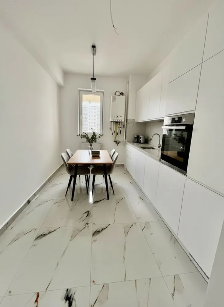 Gars Militari Residence - Tineretului - iulie 2027 - TVA INCLUS !! Vă prezentăm o garsonieră deosebită, situată în cartierul Militari Residence, într-un bloc modern cu regim de înălțime P+6, poziționat strategic pentru a vă oferi confort și accesibilitate. Detalii proprietate: - Tip: Garsonieră - Termen de finalizare: iulie 2027 - Locație: Militari Residence strada Tineretului Avantaje: - Bloc nou, construit cu materiale de calitate, garantând un standard ridicat de confort. - Poziție excelentă, în imediata apropiere a mijloacelor de transport în comun, pentru o deplasare facilă către orice zonă a orașului. - Acces rapid la instituții educaționale (școli publice), centre comerciale, supermarketuri și mall-uri. - Zonă liniștită, ideală pentru locuit sau investiție. Acum este momentul să achiziționați locuința visurilor dumneavoastră! Contactați-ne pentru mai multe detalii și programarea unei vizionări.