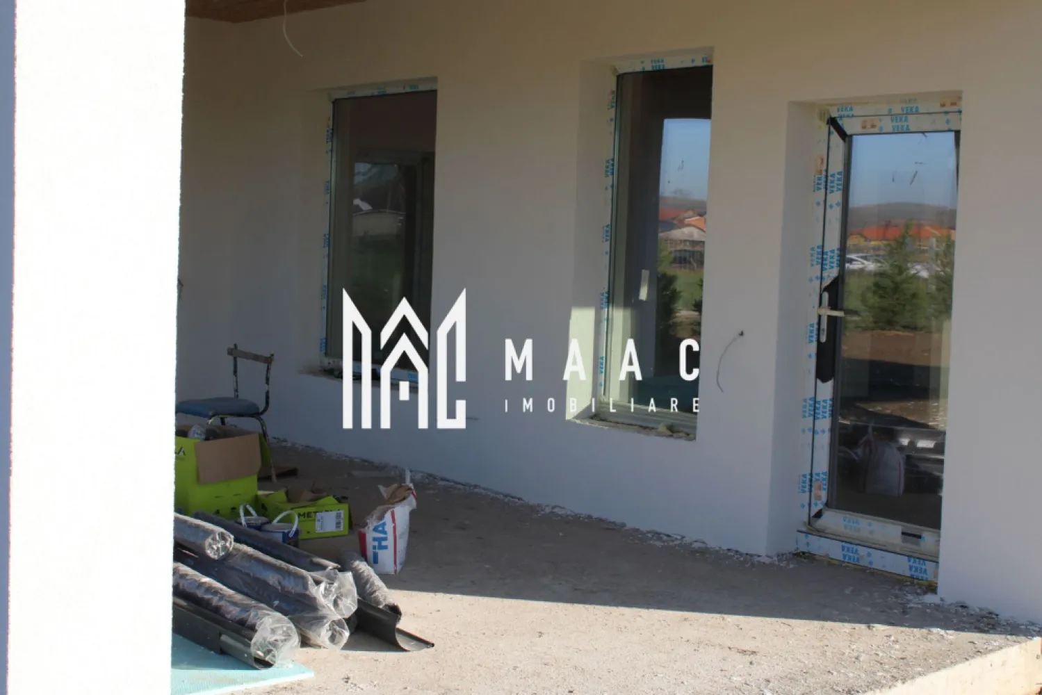 Casa Modernă I 3 camere I Independentă Energetic I Cristian - MAAC Imobiliare vă propune spre vânzare o casă modernă, tip duplex, nou construită, amplasată în localitatea Cristian, județul Sibiu.

Proprietatea face parte dintr-un proiect rezidențial restrâns, situat într-o zonă liniștită și în plină dezvoltare. Ansamblul este format din două case moderne, construite perete în perete, dar separate prin perete dublu pentru o foarte bună izolare fonică și intimitate.
Construită în 2025, casa impresionează prin materiale premium, finisaje ultramoderne și sistem de încălzire în pardoseală, asigurând confort optim în orice sezon.
Podul este accesibil prin scară interioară, complet izolat și amenajat (tavan izolat cu spuma cu celula închisă)
Există și posibilitatea mansardării podului, suficient spațiu pentru două camere și o baie, scara interioară poate fi instalată în living.

Duplexul cuprinde: living spațios cu zonă de dining și acces pe terasă de 30 mp, bucătărie separată, 2 dormitoare (unul cu dressing), baie principală + baie de serviciu, debara și hol.
Ideală pentru familiile care caută o locuință eficientă energetic, bine compartimentată, cu spațiu verde generos și acces facil către Sibiu.

Panouri solare + baterii de stocare, generator pentru situații neprevăzute.
Centrală pe gaz
Încălzire în pardoseală
Izolație exterioară cu polistiren de 15 cm
Geamuri tripan
Perete dublu între unități

Termen de predare: Mai 2026
Predare: la cheie exterior / la alb interior (cu opțiune „la cheie” complet)
2 locuri de parcare – pavate.

Curte generoasă de 320 mp, perfectă pentru amenajare după preferințele viitorului proprietar
Este perfectă pentru cei care își doresc liniște, siguranță și un stil de viață modern într-un cartier privat de top.

Pentru mai multe detalii precizati telefonic ca ati vazut anuntul cu ID:CP2850887