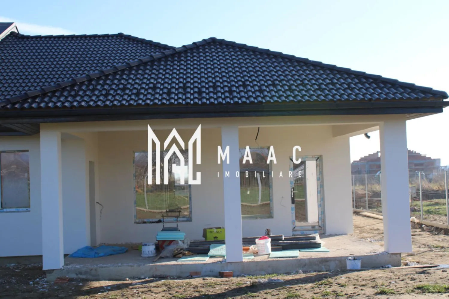 Casa Modernă I 3 camere I Independentă Energetic I Cristian - MAAC Imobiliare vă propune spre vânzare o casă modernă, tip duplex, nou construită, amplasată în localitatea Cristian, județul Sibiu.

Proprietatea face parte dintr-un proiect rezidențial restrâns, situat într-o zonă liniștită și în plină dezvoltare. Ansamblul este format din două case moderne, construite perete în perete, dar separate prin perete dublu pentru o foarte bună izolare fonică și intimitate.
Construită în 2025, casa impresionează prin materiale premium, finisaje ultramoderne și sistem de încălzire în pardoseală, asigurând confort optim în orice sezon.
Podul este accesibil prin scară interioară, complet izolat și amenajat (tavan izolat cu spuma cu celula închisă)
Există și posibilitatea mansardării podului, suficient spațiu pentru două camere și o baie, scara interioară poate fi instalată în living.

Duplexul cuprinde: living spațios cu zonă de dining și acces pe terasă de 30 mp, bucătărie separată, 2 dormitoare (unul cu dressing), baie principală + baie de serviciu, debara și hol.
Ideală pentru familiile care caută o locuință eficientă energetic, bine compartimentată, cu spațiu verde generos și acces facil către Sibiu.

Panouri solare + baterii de stocare, generator pentru situații neprevăzute.
Centrală pe gaz
Încălzire în pardoseală
Izolație exterioară cu polistiren de 15 cm
Geamuri tripan
Perete dublu între unități

Termen de predare: Mai 2026
Predare: la cheie exterior / la alb interior (cu opțiune „la cheie” complet)
2 locuri de parcare – pavate.

Curte generoasă de 320 mp, perfectă pentru amenajare după preferințele viitorului proprietar
Este perfectă pentru cei care își doresc liniște, siguranță și un stil de viață modern într-un cartier privat de top.

Pentru mai multe detalii precizati telefonic ca ati vazut anuntul cu ID:CP2850887
