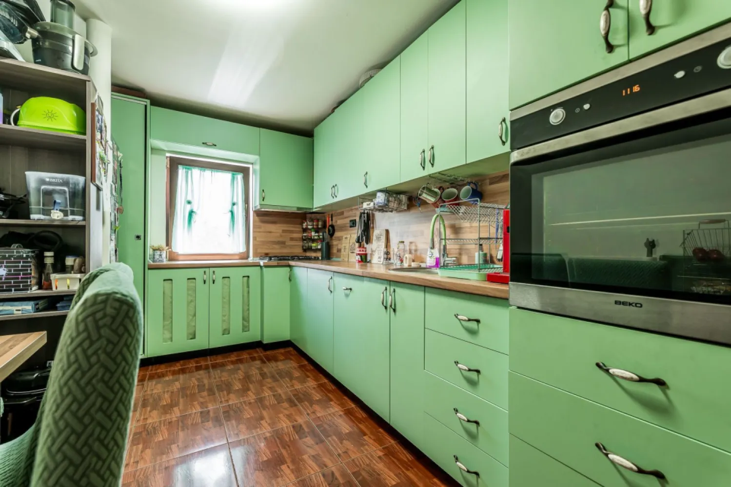 Apartament 4 camere – Micalaca, Arad – Etaj 2 - Vând un apartament spațios cu 4 camere, situat într-una dintre cele mai căutate zone din Arad – Zona 700 / Micalaca, într-un imobil amplasat într-o zonă liniștită, dar cu acces rapid către centrul orașului și toate punctele de interes.

📍 Detalii proprietate:
Suprafață construită: 122 mp
Camere: 4 camere
Etaj: 2
Compartimentare: decomandat
Băi: 2 băi
Vedere: pe două părți
Încălzire: centrală proprie pe gaz
Se vinde: mobilat

🏢 Avantaje:
Ideal pentru familie numeroasă
Compartimentare decomandată – confort și intimitate
Două băi – funcționalitate excelentă pentru viața de zi cu zi
Etaj intermediar (2) – confort termic și acces facil
Mobilat – mă pot muta imediat sau îl pot folosi ca investiție
Luminos, cu orientare pe două părți

Preț listare: 121,000 €
Detalii & vizionare: 0742 267 773

Andreea Szuchanszki