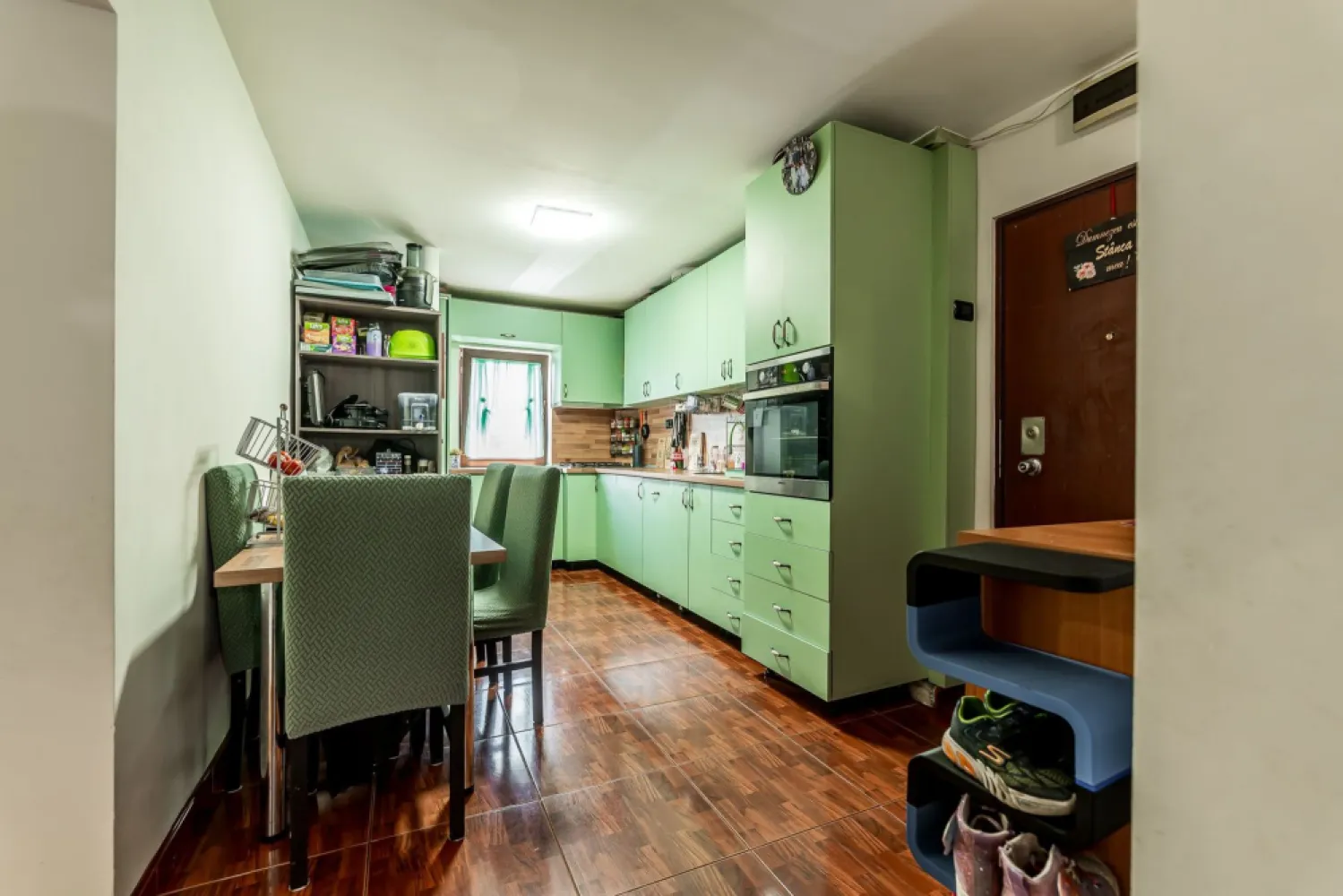 Apartament 4 camere – Micalaca, Arad – Etaj 2 - Vând un apartament spațios cu 4 camere, situat într-una dintre cele mai căutate zone din Arad – Zona 700 / Micalaca, într-un imobil amplasat într-o zonă liniștită, dar cu acces rapid către centrul orașului și toate punctele de interes.

📍 Detalii proprietate:
Suprafață construită: 122 mp
Camere: 4 camere
Etaj: 2
Compartimentare: decomandat
Băi: 2 băi
Vedere: pe două părți
Încălzire: centrală proprie pe gaz
Se vinde: mobilat

🏢 Avantaje:
Ideal pentru familie numeroasă
Compartimentare decomandată – confort și intimitate
Două băi – funcționalitate excelentă pentru viața de zi cu zi
Etaj intermediar (2) – confort termic și acces facil
Mobilat – mă pot muta imediat sau îl pot folosi ca investiție
Luminos, cu orientare pe două părți

Preț listare: 121,000 €
Detalii & vizionare: 0742 267 773

Andreea Szuchanszki