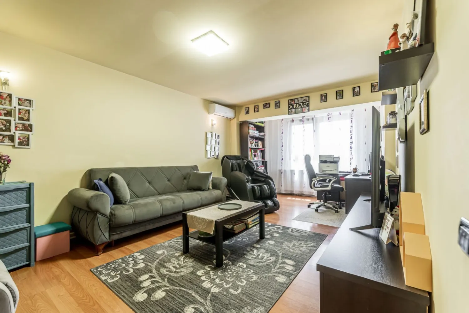 Apartament 4 camere – Micalaca, Arad – Etaj 2 - Vând un apartament spațios cu 4 camere, situat într-una dintre cele mai căutate zone din Arad – Zona 700 / Micalaca, într-un imobil amplasat într-o zonă liniștită, dar cu acces rapid către centrul orașului și toate punctele de interes.

📍 Detalii proprietate:
Suprafață construită: 122 mp
Camere: 4 camere
Etaj: 2
Compartimentare: decomandat
Băi: 2 băi
Vedere: pe două părți
Încălzire: centrală proprie pe gaz
Se vinde: mobilat

🏢 Avantaje:
Ideal pentru familie numeroasă
Compartimentare decomandată – confort și intimitate
Două băi – funcționalitate excelentă pentru viața de zi cu zi
Etaj intermediar (2) – confort termic și acces facil
Mobilat – mă pot muta imediat sau îl pot folosi ca investiție
Luminos, cu orientare pe două părți

Preț listare: 121,000 €
Detalii & vizionare: 0742 267 773

Andreea Szuchanszki