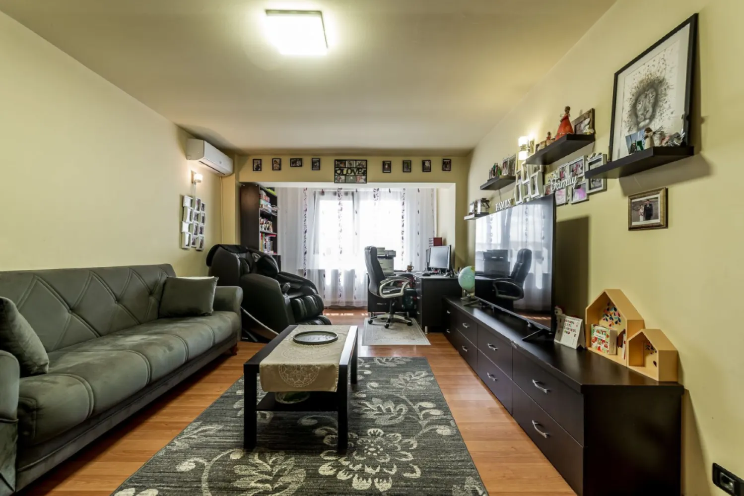 Apartament 4 camere – Micalaca, Arad – Etaj 2 - Vând un apartament spațios cu 4 camere, situat într-una dintre cele mai căutate zone din Arad – Zona 700 / Micalaca, într-un imobil amplasat într-o zonă liniștită, dar cu acces rapid către centrul orașului și toate punctele de interes.

📍 Detalii proprietate:
Suprafață construită: 122 mp
Camere: 4 camere
Etaj: 2
Compartimentare: decomandat
Băi: 2 băi
Vedere: pe două părți
Încălzire: centrală proprie pe gaz
Se vinde: mobilat

🏢 Avantaje:
Ideal pentru familie numeroasă
Compartimentare decomandată – confort și intimitate
Două băi – funcționalitate excelentă pentru viața de zi cu zi
Etaj intermediar (2) – confort termic și acces facil
Mobilat – mă pot muta imediat sau îl pot folosi ca investiție
Luminos, cu orientare pe două părți

Preț listare: 121,000 €
Detalii & vizionare: 0742 267 773

Andreea Szuchanszki