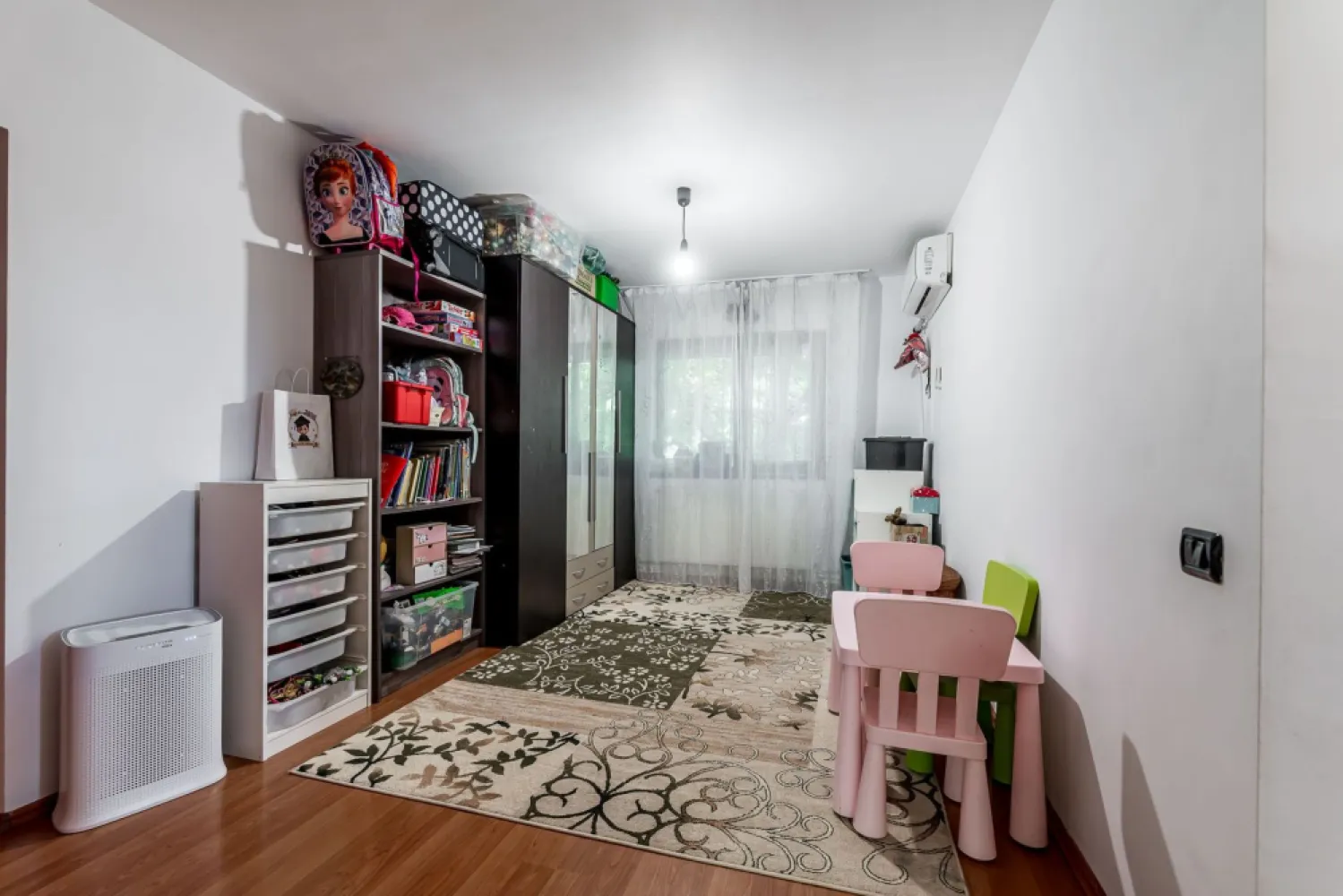 Apartament 4 camere – Micalaca, Arad – Etaj 2 - Vând un apartament spațios cu 4 camere, situat într-una dintre cele mai căutate zone din Arad – Zona 700 / Micalaca, într-un imobil amplasat într-o zonă liniștită, dar cu acces rapid către centrul orașului și toate punctele de interes.

📍 Detalii proprietate:
Suprafață construită: 122 mp
Camere: 4 camere
Etaj: 2
Compartimentare: decomandat
Băi: 2 băi
Vedere: pe două părți
Încălzire: centrală proprie pe gaz
Se vinde: mobilat

🏢 Avantaje:
Ideal pentru familie numeroasă
Compartimentare decomandată – confort și intimitate
Două băi – funcționalitate excelentă pentru viața de zi cu zi
Etaj intermediar (2) – confort termic și acces facil
Mobilat – mă pot muta imediat sau îl pot folosi ca investiție
Luminos, cu orientare pe două părți

Preț listare: 121,000 €
Detalii & vizionare: 0742 267 773

Andreea Szuchanszki