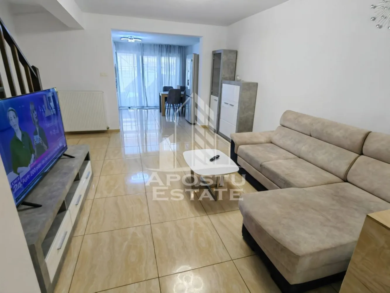 Casa insiruita,cu 4 camere,pet friendly,Dumbravita - APOSTU ESTATE va propune spre inchiriere o casa insiruita cu 4 camere, situata in Dumbravita, intr-o zona linistita, la doar 1 km de centrul localitatii si in apropierea padurii.
Imobilul are o suprafata utila de 100 mp si este amplasat pe un teren de 150 mp. Casa este complet mobilata si utilata, dispune de centrala termica proprie, acces auto in curte si beneficiaza de o compartimentare eficienta, fiind ideala pentru o familie sau pentru cei care isi doresc confort si functionalitate.

Compartimentare:

Parter:
hol de acces;
living open space cu bucataria;
dormitor/birou;
baie.

Etaj:
2 dormitoare;
1 baie.
Locuinta este pet friendly, fiind acceptat un animal de companie de talie mica sau medie.
Pozitionarea excelenta ofera acces rapid catre centrul Dumbravitei, precum si catre zone verzi si padure, ideale pentru relaxare si plimbari.
Va asteptam cu drag la o vizionare!