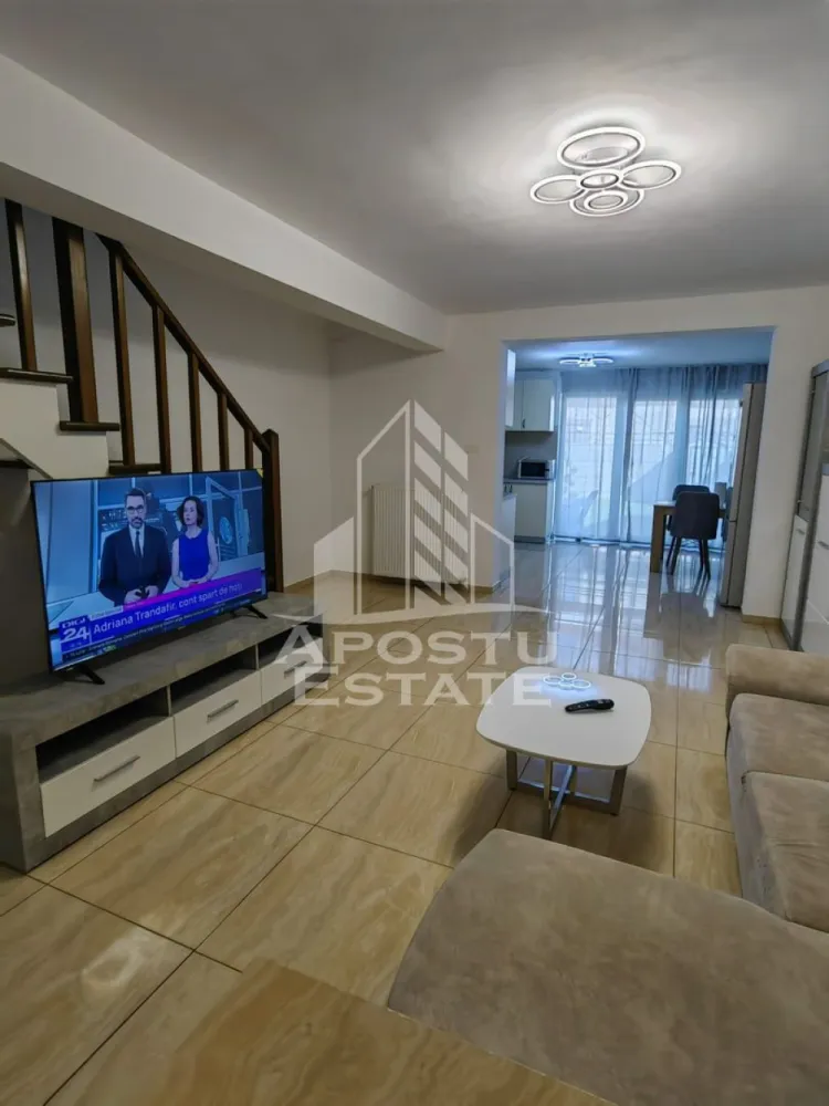 Casa insiruita,cu 4 camere,pet friendly,Dumbravita - APOSTU ESTATE va propune spre inchiriere o casa insiruita cu 4 camere, situata in Dumbravita, intr-o zona linistita, la doar 1 km de centrul localitatii si in apropierea padurii.
Imobilul are o suprafata utila de 100 mp si este amplasat pe un teren de 150 mp. Casa este complet mobilata si utilata, dispune de centrala termica proprie, acces auto in curte si beneficiaza de o compartimentare eficienta, fiind ideala pentru o familie sau pentru cei care isi doresc confort si functionalitate.

Compartimentare:

Parter:
hol de acces;
living open space cu bucataria;
dormitor/birou;
baie.

Etaj:
2 dormitoare;
1 baie.
Locuinta este pet friendly, fiind acceptat un animal de companie de talie mica sau medie.
Pozitionarea excelenta ofera acces rapid catre centrul Dumbravitei, precum si catre zone verzi si padure, ideale pentru relaxare si plimbari.
Va asteptam cu drag la o vizionare!