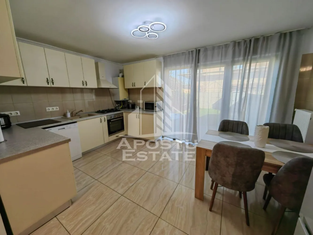 Casa insiruita,cu 4 camere,pet friendly,Dumbravita - APOSTU ESTATE va propune spre inchiriere o casa insiruita cu 4 camere, situata in Dumbravita, intr-o zona linistita, la doar 1 km de centrul localitatii si in apropierea padurii.
Imobilul are o suprafata utila de 100 mp si este amplasat pe un teren de 150 mp. Casa este complet mobilata si utilata, dispune de centrala termica proprie, acces auto in curte si beneficiaza de o compartimentare eficienta, fiind ideala pentru o familie sau pentru cei care isi doresc confort si functionalitate.

Compartimentare:

Parter:
hol de acces;
living open space cu bucataria;
dormitor/birou;
baie.

Etaj:
2 dormitoare;
1 baie.
Locuinta este pet friendly, fiind acceptat un animal de companie de talie mica sau medie.
Pozitionarea excelenta ofera acces rapid catre centrul Dumbravitei, precum si catre zone verzi si padure, ideale pentru relaxare si plimbari.
Va asteptam cu drag la o vizionare!