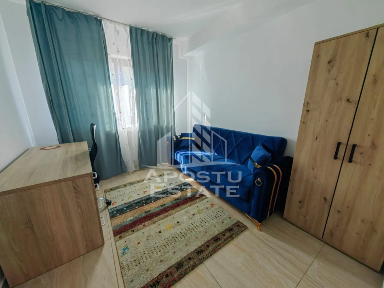 Casa insiruita,cu 4 camere,pet friendly,Dumbravita - APOSTU ESTATE va propune spre inchiriere o casa insiruita cu 4 camere, situata in Dumbravita, intr-o zona linistita, la doar 1 km de centrul localitatii si in apropierea padurii.
Imobilul are o suprafata utila de 100 mp si este amplasat pe un teren de 150 mp. Casa este complet mobilata si utilata, dispune de centrala termica proprie, acces auto in curte si beneficiaza de o compartimentare eficienta, fiind ideala pentru o familie sau pentru cei care isi doresc confort si functionalitate.

Compartimentare:

Parter:
hol de acces;
living open space cu bucataria;
dormitor/birou;
baie.

Etaj:
2 dormitoare;
1 baie.
Locuinta este pet friendly, fiind acceptat un animal de companie de talie mica sau medie.
Pozitionarea excelenta ofera acces rapid catre centrul Dumbravitei, precum si catre zone verzi si padure, ideale pentru relaxare si plimbari.
Va asteptam cu drag la o vizionare!