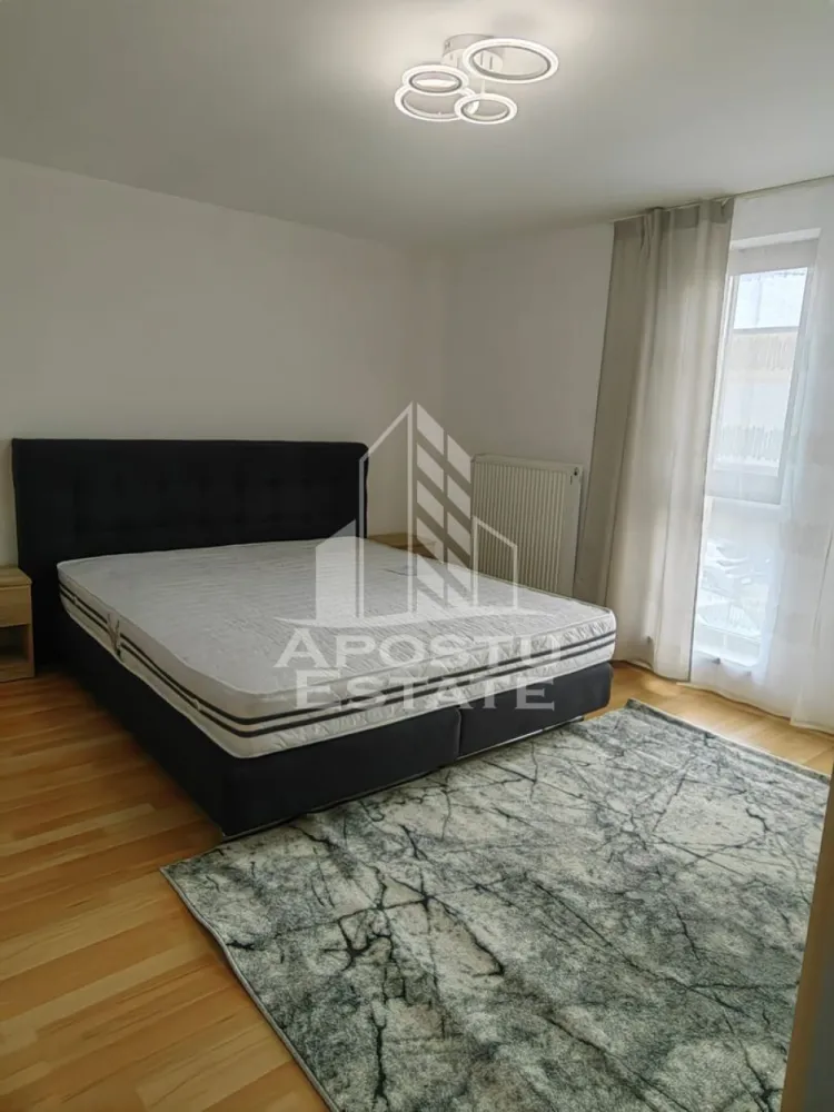 Casa insiruita,cu 4 camere,pet friendly,Dumbravita - APOSTU ESTATE va propune spre inchiriere o casa insiruita cu 4 camere, situata in Dumbravita, intr-o zona linistita, la doar 1 km de centrul localitatii si in apropierea padurii.
Imobilul are o suprafata utila de 100 mp si este amplasat pe un teren de 150 mp. Casa este complet mobilata si utilata, dispune de centrala termica proprie, acces auto in curte si beneficiaza de o compartimentare eficienta, fiind ideala pentru o familie sau pentru cei care isi doresc confort si functionalitate.

Compartimentare:

Parter:
hol de acces;
living open space cu bucataria;
dormitor/birou;
baie.

Etaj:
2 dormitoare;
1 baie.
Locuinta este pet friendly, fiind acceptat un animal de companie de talie mica sau medie.
Pozitionarea excelenta ofera acces rapid catre centrul Dumbravitei, precum si catre zone verzi si padure, ideale pentru relaxare si plimbari.
Va asteptam cu drag la o vizionare!