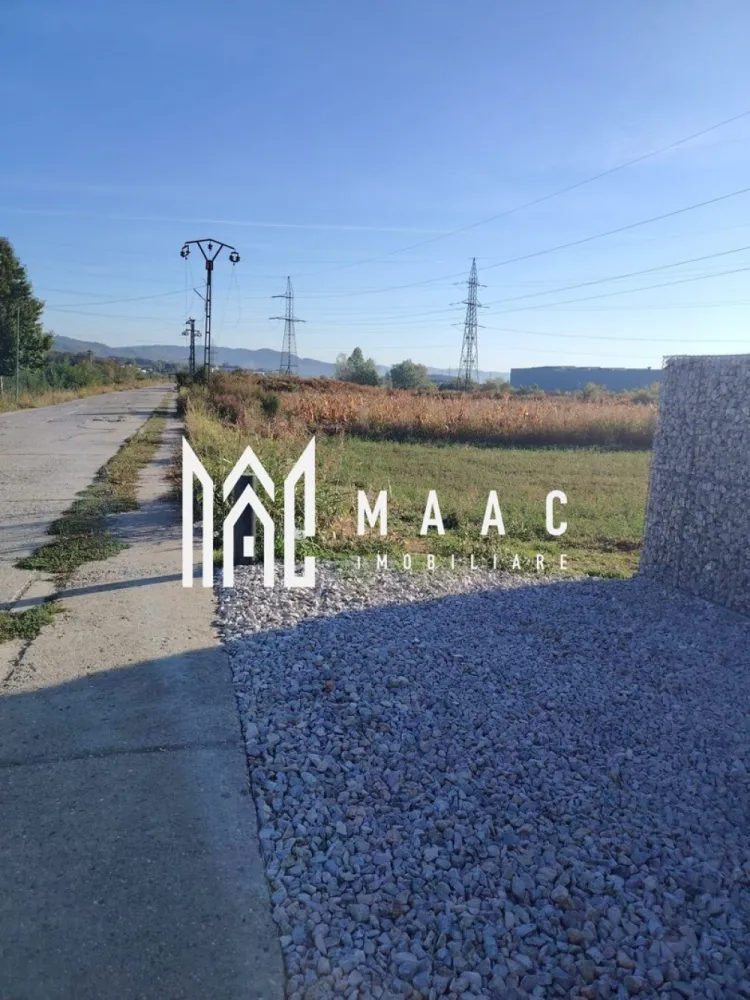 Teren de vânzare – Zonă industrială, lângă Vilmar - Maac Imobiliare propune spre vânzare un teren cu potențial industrial, situat în apropiere de Vilmar, într-o zonă cu acces facil și vizibilitate foarte bună.

📐 Suprafață totală: 11.125 mp
📏 Deschidere la drum: 99,68 ml
📏 Lungime teren: 113,28 ml

🔹 Amplasat în zonă industrială
🔹 Acces direct la drum
🔹 Ideal pentru:

construcție hală de producție

depozitare

sediu firmă

activități logistice sau comerciale

Terenul beneficiază de o poziție strategică, potrivită pentru dezvoltare industrială sau investiție pe termen lung.

📞 Pentru informații suplimentare și detalii privind documentația urbanistică, contactați Maac Imobiliare.
