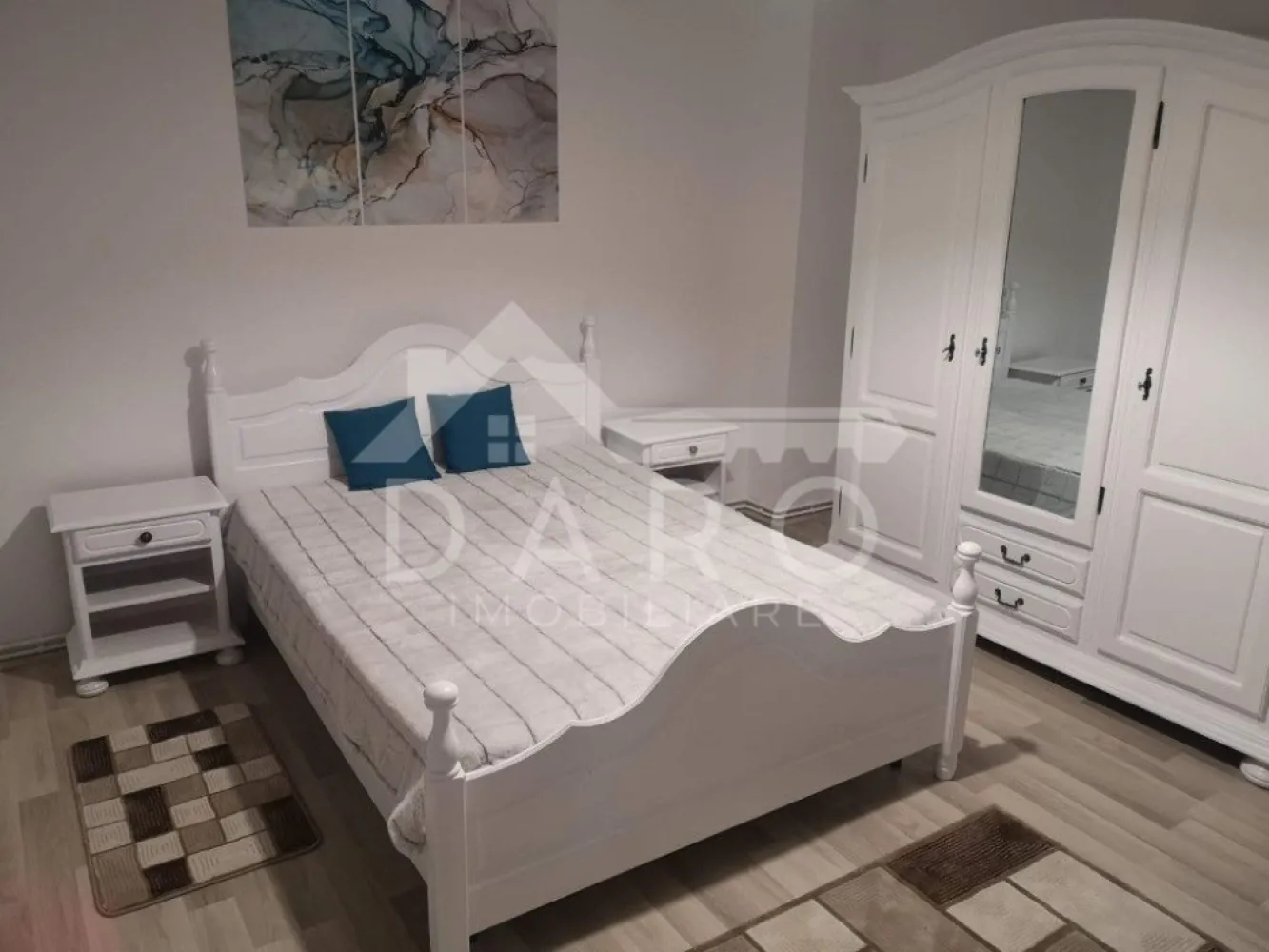 🏡 Apartament 3 camere de vânzare / închiriere – Poli 2 | Etaj 1 | 84 - 🏡 Apartament 3 camere de vânzare / închiriere – Poli 2 | Etaj 1 | 84 mp
Se oferă spre vânzare sau închiriere apartament spațios cu 3 camere, situat la etajul 1 din 4, într-un bloc solid din beton, construit în 1991, în zona centrală – Poli 2. O locuință ideală pentru familie sau investiție, cu poziționare excelentă și compartimentare practică.
💰 Preț vânzare: 190.000 €
💰 Preț închiriere: 500€/lună
📐 Suprafață utilă: 84 mp
✔ etaj intermediar – foarte căutat
✔ zonă centrală, cu acces rapid către toate facilitățile
Compartimentare:
✔ hol generos
✔ living + 2 dormitoare
✔ bucătărie separată
✔ cămară
✔ 2 băi
✔ 2 balcoane (unul izolat)
Dotări și beneficii:
✔ mobilat complet – mobilier de calitate
✔ centrală termică proprie
✔ ferestre PVC (termopan)
✔ ușă metalică la intrare
✔ interfon
✔ calorifere
✔ bucătărie mobilată și utilată
✔ internet și apometre
✔ finisaje: parchet, gresie, faianță
Spații suplimentare:
✔ boxă la subsol
✔ spațiu de depozitare în pod
✔ sistem de supraveghere video
✔ străzi asfaltate
Avantaje locație:
📍 zonă centrală – Poli 2
📍 aproape de clinici medicale
📍 grădiniță și școală în apropiere
📍 acces rapid la mall
📍 stație de autobuz la câteva minute
📍 aproape de centrul orașului
💎 Un apartament spațios, bine poziționat și complet pregătit pentru locuire sau investiție.
🤝 Proprietate promovată prin DARO Imobiliare
💳 Pentru achiziție, prin Kiwi Finance beneficiezi de:
✔ analiză GRATUITĂ a eligibilității
✔ acces la oferte de la peste 12 bănci
✔ negocierea dobânzii în favoarea ta
✔ suport complet până la semnarea contractului
📞 Detalii și vizionări:
Coman Maria – DARO Imobiliare & Kiwi Finance
📱 0749 535 729
🔑 DARO Imobiliare – găsim proprietatea potrivită.
💳 Kiwi Finance – obținem creditul pentru a o cumpăra..