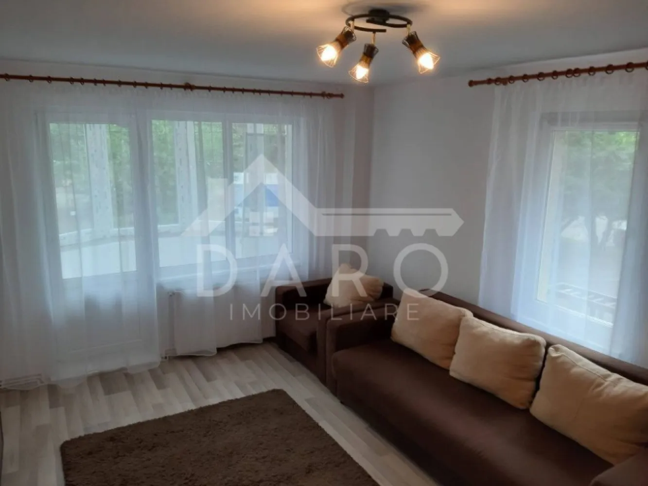 🏡 Apartament 3 camere de vânzare / închiriere – Poli 2 | Etaj 1 | 84 - 🏡 Apartament 3 camere de vânzare / închiriere – Poli 2 | Etaj 1 | 84 mp
Se oferă spre vânzare sau închiriere apartament spațios cu 3 camere, situat la etajul 1 din 4, într-un bloc solid din beton, construit în 1991, în zona centrală – Poli 2. O locuință ideală pentru familie sau investiție, cu poziționare excelentă și compartimentare practică.
💰 Preț vânzare: 190.000 €
💰 Preț închiriere: 500€/lună
📐 Suprafață utilă: 84 mp
✔ etaj intermediar – foarte căutat
✔ zonă centrală, cu acces rapid către toate facilitățile
Compartimentare:
✔ hol generos
✔ living + 2 dormitoare
✔ bucătărie separată
✔ cămară
✔ 2 băi
✔ 2 balcoane (unul izolat)
Dotări și beneficii:
✔ mobilat complet – mobilier de calitate
✔ centrală termică proprie
✔ ferestre PVC (termopan)
✔ ușă metalică la intrare
✔ interfon
✔ calorifere
✔ bucătărie mobilată și utilată
✔ internet și apometre
✔ finisaje: parchet, gresie, faianță
Spații suplimentare:
✔ boxă la subsol
✔ spațiu de depozitare în pod
✔ sistem de supraveghere video
✔ străzi asfaltate
Avantaje locație:
📍 zonă centrală – Poli 2
📍 aproape de clinici medicale
📍 grădiniță și școală în apropiere
📍 acces rapid la mall
📍 stație de autobuz la câteva minute
📍 aproape de centrul orașului
💎 Un apartament spațios, bine poziționat și complet pregătit pentru locuire sau investiție.
🤝 Proprietate promovată prin DARO Imobiliare
💳 Pentru achiziție, prin Kiwi Finance beneficiezi de:
✔ analiză GRATUITĂ a eligibilității
✔ acces la oferte de la peste 12 bănci
✔ negocierea dobânzii în favoarea ta
✔ suport complet până la semnarea contractului
📞 Detalii și vizionări:
Coman Maria – DARO Imobiliare & Kiwi Finance
📱 0749 535 729
🔑 DARO Imobiliare – găsim proprietatea potrivită.
💳 Kiwi Finance – obținem creditul pentru a o cumpăra..