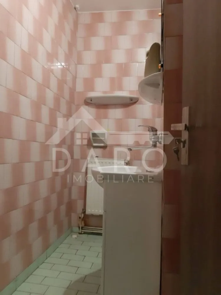 🏡 Apartament 3 camere de vânzare / închiriere – Poli 2 | Etaj 1 | 84 - 🏡 Apartament 3 camere de vânzare / închiriere – Poli 2 | Etaj 1 | 84 mp
Se oferă spre vânzare sau închiriere apartament spațios cu 3 camere, situat la etajul 1 din 4, într-un bloc solid din beton, construit în 1991, în zona centrală – Poli 2. O locuință ideală pentru familie sau investiție, cu poziționare excelentă și compartimentare practică.
💰 Preț vânzare: 190.000 €
💰 Preț închiriere: 500€/lună
📐 Suprafață utilă: 84 mp
✔ etaj intermediar – foarte căutat
✔ zonă centrală, cu acces rapid către toate facilitățile
Compartimentare:
✔ hol generos
✔ living + 2 dormitoare
✔ bucătărie separată
✔ cămară
✔ 2 băi
✔ 2 balcoane (unul izolat)
Dotări și beneficii:
✔ mobilat complet – mobilier de calitate
✔ centrală termică proprie
✔ ferestre PVC (termopan)
✔ ușă metalică la intrare
✔ interfon
✔ calorifere
✔ bucătărie mobilată și utilată
✔ internet și apometre
✔ finisaje: parchet, gresie, faianță
Spații suplimentare:
✔ boxă la subsol
✔ spațiu de depozitare în pod
✔ sistem de supraveghere video
✔ străzi asfaltate
Avantaje locație:
📍 zonă centrală – Poli 2
📍 aproape de clinici medicale
📍 grădiniță și școală în apropiere
📍 acces rapid la mall
📍 stație de autobuz la câteva minute
📍 aproape de centrul orașului
💎 Un apartament spațios, bine poziționat și complet pregătit pentru locuire sau investiție.
🤝 Proprietate promovată prin DARO Imobiliare
💳 Pentru achiziție, prin Kiwi Finance beneficiezi de:
✔ analiză GRATUITĂ a eligibilității
✔ acces la oferte de la peste 12 bănci
✔ negocierea dobânzii în favoarea ta
✔ suport complet până la semnarea contractului
📞 Detalii și vizionări:
Coman Maria – DARO Imobiliare & Kiwi Finance
📱 0749 535 729
🔑 DARO Imobiliare – găsim proprietatea potrivită.
💳 Kiwi Finance – obținem creditul pentru a o cumpăra..
