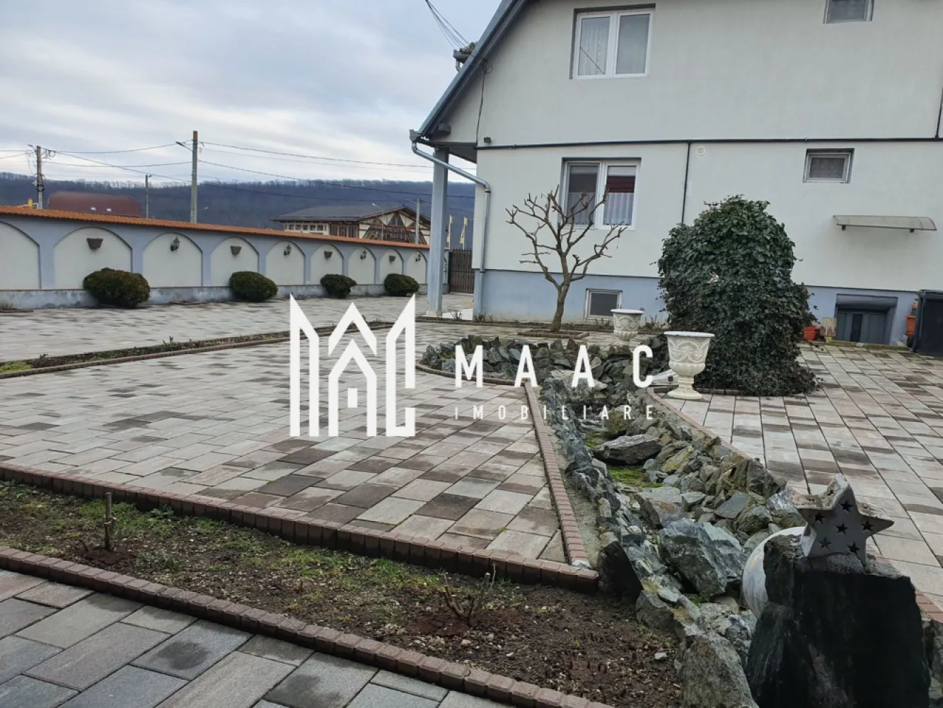Proprietate cu 2 case | 540 mp utili | Teren 1000 mp | Tălmaciu - MAAC Imobiliare vă propune spre vânzare o proprietate deosebită situată în Tălmaciu, formată din două case complet funcționale, amplasate pe un teren generos de 1000 mp, cu grădină cu pomi fructiferi și curte amenajată.
Proprietatea este ideală pentru locuință multifamilială, pensiune, azil sau investiție.

 Detalii generale
Suprafață totală teren: 1000 mp
Grădină cu pomi fructiferi: 400 mp
2 case complet utilate
Curte pavată recent, amenajată
Posibilitate schimb cu apartamente în Sibiu

 Casa principală — 390 mp utili (D+P+E)
Compartimentare:
5 dormitoare
3 bucătării mobilate și utilate
4 băi distribuite eficient pe niveluri
Demisol + parter înalt + etaj
Fiecare nivel dispune de centrală proprie și calorifere
Pivniță
Casă spațioasă, ideală pentru familie mare, activități turistice sau spații de locuit separate.

 Casa secundară — 150 mp utili (P+E)
Parter:
Living generos open-space
Bucătărie modernă utilată
Șemineu funcțional
Baie
Hol cu scară interioară
Etaj:
2 dormitoare foarte mari
1 dormitor cu baie proprie
Încălzirea se face:
cu centrală proprie și calorifere
sau prin șemineu conectat la calorifere (se poate alege sursa de încălzire)

 Spațiu suplimentar
Cameră de aprox. 20 mp cu baie proprie
Conectată la încălzire
Inițial garaj — se poate transforma din nou foarte ușor
Intrare separată din curte

 Curte & exterior
Curte generoasă, recent pavată
Fântână arteziană
Zonă de relaxare
Zonă grătar
Acces direct către grădina cu pomi fructiferi din casa secundară

 Dotări & utilități
Gaz, curent, apă, canalizare
Internet și cablu TV
Case izolate termic
Geamuri termopan
Acoperiș țiglă de calitate
Finisaje: gresie, faianță, parchet laminat
4 mașini de spălat rufe
Mașină de spălat vase
Televizoare

 Avantaje
Proprietate mare, versatilă
Ideală pentru pensiune, azil, locuință multifamilială
Curte și grădină generoasă
2 case complet funcționale

Posibilitate schimb cu 1-2 apartamente în Sibiu + diferență

📞 Contactează-ne pentru mai multe detalii sau pentru a programa o vizionare, menționează CP2922604!