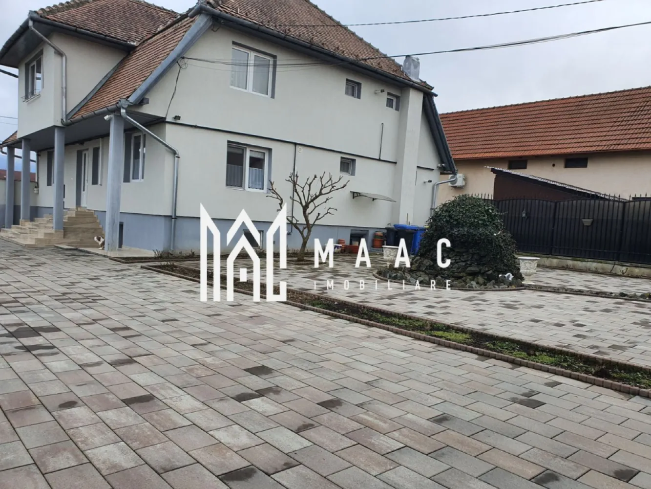 Proprietate cu 2 case | 540 mp utili | Teren 1000 mp | Tălmaciu - MAAC Imobiliare vă propune spre vânzare o proprietate deosebită situată în Tălmaciu, formată din două case complet funcționale, amplasate pe un teren generos de 1000 mp, cu grădină cu pomi fructiferi și curte amenajată.
Proprietatea este ideală pentru locuință multifamilială, pensiune, azil sau investiție.

 Detalii generale
Suprafață totală teren: 1000 mp
Grădină cu pomi fructiferi: 400 mp
2 case complet utilate
Curte pavată recent, amenajată
Posibilitate schimb cu apartamente în Sibiu

 Casa principală — 390 mp utili (D+P+E)
Compartimentare:
5 dormitoare
3 bucătării mobilate și utilate
4 băi distribuite eficient pe niveluri
Demisol + parter înalt + etaj
Fiecare nivel dispune de centrală proprie și calorifere
Pivniță
Casă spațioasă, ideală pentru familie mare, activități turistice sau spații de locuit separate.

 Casa secundară — 150 mp utili (P+E)
Parter:
Living generos open-space
Bucătărie modernă utilată
Șemineu funcțional
Baie
Hol cu scară interioară
Etaj:
2 dormitoare foarte mari
1 dormitor cu baie proprie
Încălzirea se face:
cu centrală proprie și calorifere
sau prin șemineu conectat la calorifere (se poate alege sursa de încălzire)

 Spațiu suplimentar
Cameră de aprox. 20 mp cu baie proprie
Conectată la încălzire
Inițial garaj — se poate transforma din nou foarte ușor
Intrare separată din curte

 Curte & exterior
Curte generoasă, recent pavată
Fântână arteziană
Zonă de relaxare
Zonă grătar
Acces direct către grădina cu pomi fructiferi din casa secundară

 Dotări & utilități
Gaz, curent, apă, canalizare
Internet și cablu TV
Case izolate termic
Geamuri termopan
Acoperiș țiglă de calitate
Finisaje: gresie, faianță, parchet laminat
4 mașini de spălat rufe
Mașină de spălat vase
Televizoare

 Avantaje
Proprietate mare, versatilă
Ideală pentru pensiune, azil, locuință multifamilială
Curte și grădină generoasă
2 case complet funcționale

Posibilitate schimb cu 1-2 apartamente în Sibiu + diferență

📞 Contactează-ne pentru mai multe detalii sau pentru a programa o vizionare, menționează CP2922604!