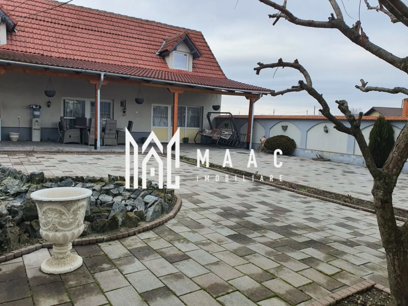 Proprietate cu 2 case | 540 mp utili | Teren 1000 mp | Tălmaciu - MAAC Imobiliare vă propune spre vânzare o proprietate deosebită situată în Tălmaciu, formată din două case complet funcționale, amplasate pe un teren generos de 1000 mp, cu grădină cu pomi fructiferi și curte amenajată.
Proprietatea este ideală pentru locuință multifamilială, pensiune, azil sau investiție.

 Detalii generale
Suprafață totală teren: 1000 mp
Grădină cu pomi fructiferi: 400 mp
2 case complet utilate
Curte pavată recent, amenajată
Posibilitate schimb cu apartamente în Sibiu

 Casa principală — 390 mp utili (D+P+E)
Compartimentare:
5 dormitoare
3 bucătării mobilate și utilate
4 băi distribuite eficient pe niveluri
Demisol + parter înalt + etaj
Fiecare nivel dispune de centrală proprie și calorifere
Pivniță
Casă spațioasă, ideală pentru familie mare, activități turistice sau spații de locuit separate.

 Casa secundară — 150 mp utili (P+E)
Parter:
Living generos open-space
Bucătărie modernă utilată
Șemineu funcțional
Baie
Hol cu scară interioară
Etaj:
2 dormitoare foarte mari
1 dormitor cu baie proprie
Încălzirea se face:
cu centrală proprie și calorifere
sau prin șemineu conectat la calorifere (se poate alege sursa de încălzire)

 Spațiu suplimentar
Cameră de aprox. 20 mp cu baie proprie
Conectată la încălzire
Inițial garaj — se poate transforma din nou foarte ușor
Intrare separată din curte

 Curte & exterior
Curte generoasă, recent pavată
Fântână arteziană
Zonă de relaxare
Zonă grătar
Acces direct către grădina cu pomi fructiferi din casa secundară

 Dotări & utilități
Gaz, curent, apă, canalizare
Internet și cablu TV
Case izolate termic
Geamuri termopan
Acoperiș țiglă de calitate
Finisaje: gresie, faianță, parchet laminat
4 mașini de spălat rufe
Mașină de spălat vase
Televizoare

 Avantaje
Proprietate mare, versatilă
Ideală pentru pensiune, azil, locuință multifamilială
Curte și grădină generoasă
2 case complet funcționale

Posibilitate schimb cu 1-2 apartamente în Sibiu + diferență

📞 Contactează-ne pentru mai multe detalii sau pentru a programa o vizionare, menționează CP2922604!