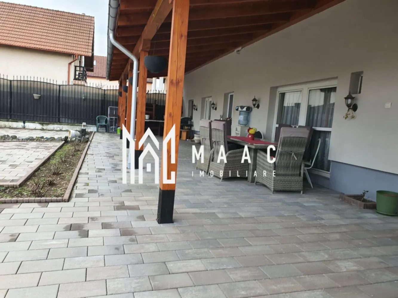 Proprietate cu 2 case | 540 mp utili | Teren 1000 mp | Tălmaciu - MAAC Imobiliare vă propune spre vânzare o proprietate deosebită situată în Tălmaciu, formată din două case complet funcționale, amplasate pe un teren generos de 1000 mp, cu grădină cu pomi fructiferi și curte amenajată.
Proprietatea este ideală pentru locuință multifamilială, pensiune, azil sau investiție.

 Detalii generale
Suprafață totală teren: 1000 mp
Grădină cu pomi fructiferi: 400 mp
2 case complet utilate
Curte pavată recent, amenajată
Posibilitate schimb cu apartamente în Sibiu

 Casa principală — 390 mp utili (D+P+E)
Compartimentare:
5 dormitoare
3 bucătării mobilate și utilate
4 băi distribuite eficient pe niveluri
Demisol + parter înalt + etaj
Fiecare nivel dispune de centrală proprie și calorifere
Pivniță
Casă spațioasă, ideală pentru familie mare, activități turistice sau spații de locuit separate.

 Casa secundară — 150 mp utili (P+E)
Parter:
Living generos open-space
Bucătărie modernă utilată
Șemineu funcțional
Baie
Hol cu scară interioară
Etaj:
2 dormitoare foarte mari
1 dormitor cu baie proprie
Încălzirea se face:
cu centrală proprie și calorifere
sau prin șemineu conectat la calorifere (se poate alege sursa de încălzire)

 Spațiu suplimentar
Cameră de aprox. 20 mp cu baie proprie
Conectată la încălzire
Inițial garaj — se poate transforma din nou foarte ușor
Intrare separată din curte

 Curte & exterior
Curte generoasă, recent pavată
Fântână arteziană
Zonă de relaxare
Zonă grătar
Acces direct către grădina cu pomi fructiferi din casa secundară

 Dotări & utilități
Gaz, curent, apă, canalizare
Internet și cablu TV
Case izolate termic
Geamuri termopan
Acoperiș țiglă de calitate
Finisaje: gresie, faianță, parchet laminat
4 mașini de spălat rufe
Mașină de spălat vase
Televizoare

 Avantaje
Proprietate mare, versatilă
Ideală pentru pensiune, azil, locuință multifamilială
Curte și grădină generoasă
2 case complet funcționale

Posibilitate schimb cu 1-2 apartamente în Sibiu + diferență

📞 Contactează-ne pentru mai multe detalii sau pentru a programa o vizionare, menționează CP2922604!