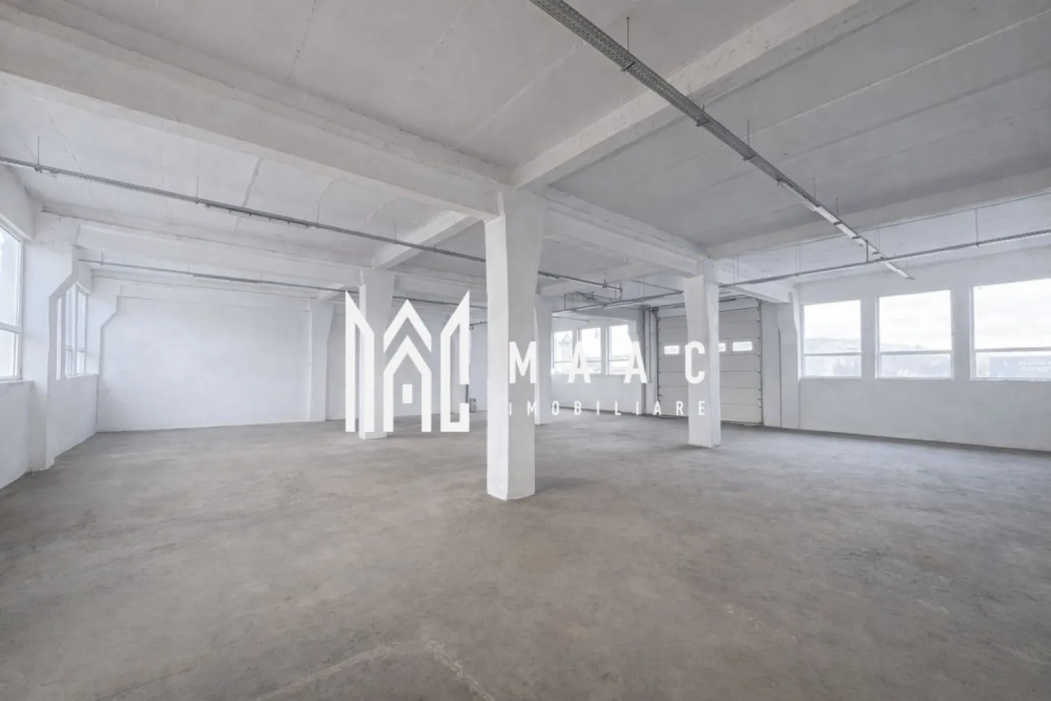 Hală industrială de vânzare I 1100 mp I Cisnadie - MAAC Imobiliare va propune spre vanzare o hala cu structura din beton si ziduri de caramida.
Oportunitate excelentă pentru producție, logistică sau depozitare!
Hală industrială modernă situată în Cisnădie, Sibiu, cu o suprafață totală utilă de 1100 mp; centrala proprie pe gaz,instalatia electrica si sanitara au fost schimbate recent,compartimentată eficient:
 • 650 mp la parter – ideal pentru producție, depozit, logistică
 • 450 mp la etaj – birouri, spații administrative sau producție ușoară

Imobilul beneficiază de toate utilitățile (apă, canalizare, curent, gaz) și este dotat cu:
 • Putere electrică instalată: 70 kW
 • Posibilitate de upgrade până la 500 kW – ideal pentru activități industriale intensive
 • Acces facil pentru autoutilitare și transport marfă (lift in dotare)
 • Spațiu adaptabil pentru multiple tipuri de activități economice

Localizare excelentă: Cisnădie – proximitate Sibiu, acces rapid la infrastructură rutieră și zone industriale.

Potrivit pentru:
 • producție industrială
 • depozitare
 • logistică
 • service-uri
 • activități comerciale
 • centre de distribuție
 • ateliere tehnologice

Se vinde de pe firma.

Pentru mai multe detalii precizati ca ati vazut anuntul cu ID CP2934961