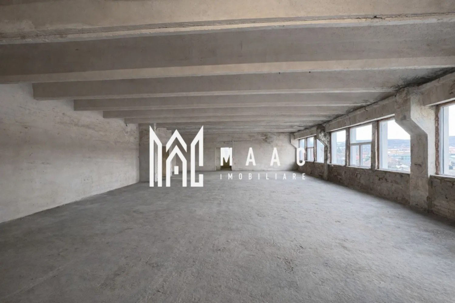 Hală industrială de vânzare I 1100 mp I Cisnadie - MAAC Imobiliare va propune spre vanzare o hala cu structura din beton si ziduri de caramida.
Oportunitate excelentă pentru producție, logistică sau depozitare!
Hală industrială modernă situată în Cisnădie, Sibiu, cu o suprafață totală utilă de 1100 mp; centrala proprie pe gaz,instalatia electrica si sanitara au fost schimbate recent,compartimentată eficient:
 • 650 mp la parter – ideal pentru producție, depozit, logistică
 • 450 mp la etaj – birouri, spații administrative sau producție ușoară

Imobilul beneficiază de toate utilitățile (apă, canalizare, curent, gaz) și este dotat cu:
 • Putere electrică instalată: 70 kW
 • Posibilitate de upgrade până la 500 kW – ideal pentru activități industriale intensive
 • Acces facil pentru autoutilitare și transport marfă (lift in dotare)
 • Spațiu adaptabil pentru multiple tipuri de activități economice

Localizare excelentă: Cisnădie – proximitate Sibiu, acces rapid la infrastructură rutieră și zone industriale.

Potrivit pentru:
 • producție industrială
 • depozitare
 • logistică
 • service-uri
 • activități comerciale
 • centre de distribuție
 • ateliere tehnologice

Se vinde de pe firma.

Pentru mai multe detalii precizati ca ati vazut anuntul cu ID CP2934961