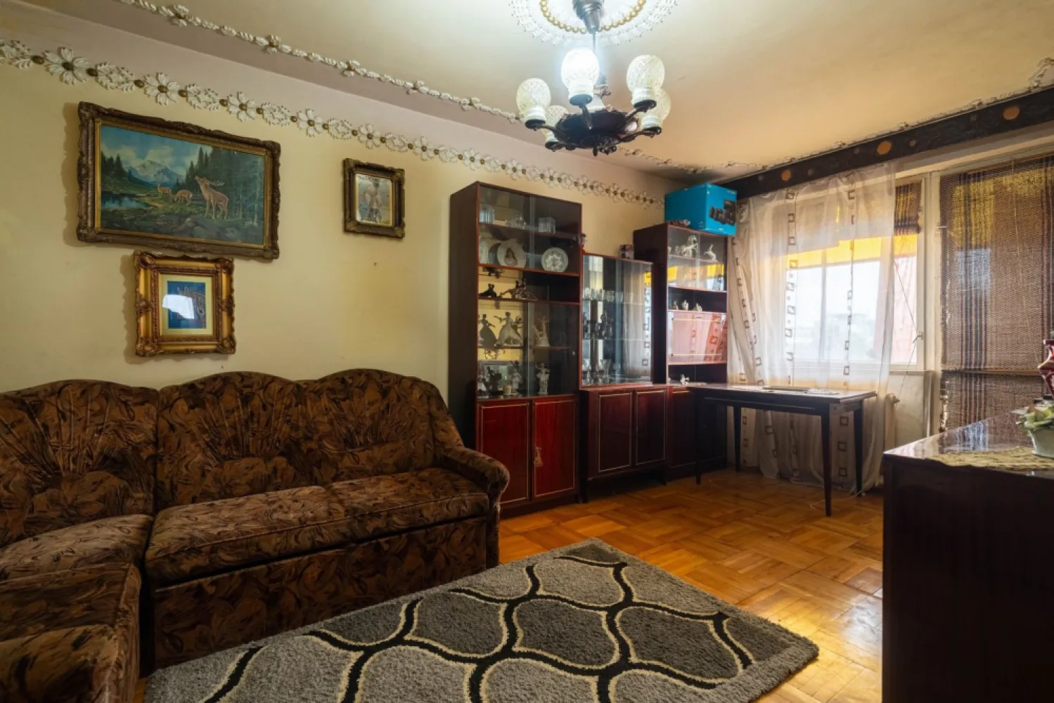 Apartament 4 camere decomandat - bvd. Revolutiei - COMISION 0 - Dacă îți dorești un apartament spațios, într-o zonă centrală, pe care să îl amenajezi exact după gustul tău, această proprietate poate fi alegerea ideală.

📍 Locație premium: pe Bulevardul Revoluției, într-un bloc poziționat în plan secund, oferind liniște și intimitate.
Apartamentul beneficiază de acces rapid către magazine, școli, restaurante, instituții publice și toate facilitățile centrului orașului.

📐 86 mp utili
🏢 Etaj 4 din 4
✔️ Compartimentare decomandată
✔️ Vedere pe 3 părți

Alcătuit din:
- Sufragerie
- 3 dormitoare
- Bucătărie cu cămară
- 2 băi
- Balcon

Dotări și avantaje:
✔️ Garaj inclus în preț
✔️ Aer condiționat
✔️ Încălzire prin sistemul de termoficare al orașului
✔️ Proiect de gaz realizat – trebuie doar montată centrala termică, dacă se dorește această variantă de încălzire

Apartamentul necesită renovare, oferindu-ți libertatea de a-l amenaja complet după propriul stil și nevoile familiei tale. Compartimentarea decomandată și poziționarea ultracentrală îl recomandă atât ca locuință, cât și ca investiție pe termen lung.

📞 Pentru mai multe informații și programarea unei vizionări:
0755 274 519 - Daniel Hord - Consultant imobiliar
