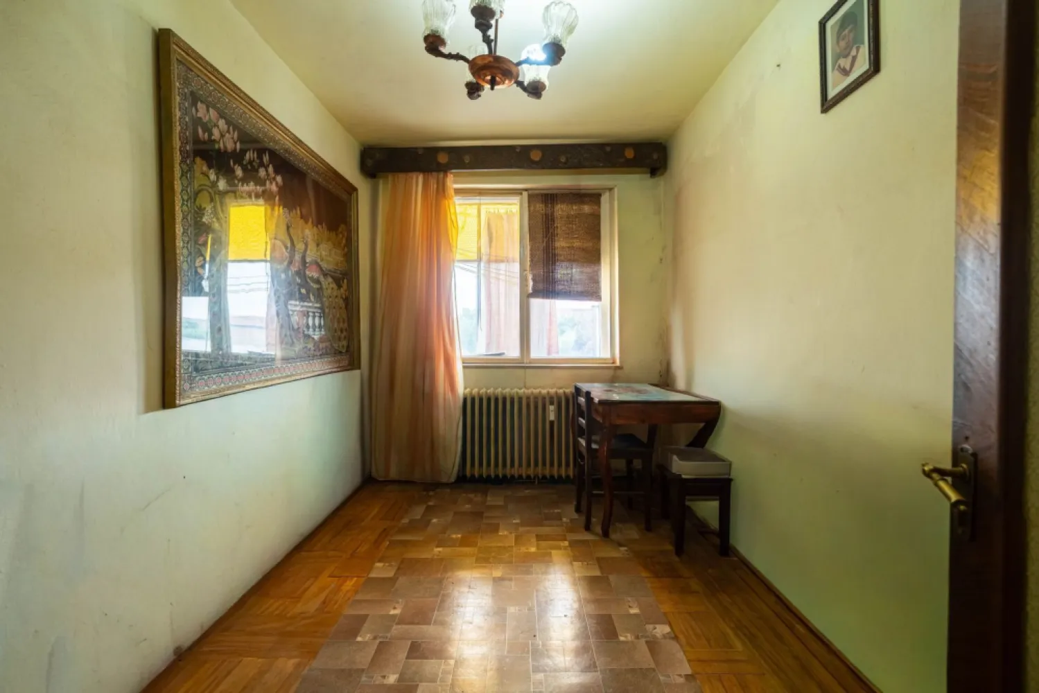 Apartament 4 camere decomandat - bvd. Revolutiei - COMISION 0 - Dacă îți dorești un apartament spațios, într-o zonă centrală, pe care să îl amenajezi exact după gustul tău, această proprietate poate fi alegerea ideală.

📍 Locație premium: pe Bulevardul Revoluției, într-un bloc poziționat în plan secund, oferind liniște și intimitate.
Apartamentul beneficiază de acces rapid către magazine, școli, restaurante, instituții publice și toate facilitățile centrului orașului.

📐 86 mp utili
🏢 Etaj 4 din 4
✔️ Compartimentare decomandată
✔️ Vedere pe 3 părți

Alcătuit din:
- Sufragerie
- 3 dormitoare
- Bucătărie cu cămară
- 2 băi
- Balcon

Dotări și avantaje:
✔️ Garaj inclus în preț
✔️ Aer condiționat
✔️ Încălzire prin sistemul de termoficare al orașului
✔️ Proiect de gaz realizat – trebuie doar montată centrala termică, dacă se dorește această variantă de încălzire

Apartamentul necesită renovare, oferindu-ți libertatea de a-l amenaja complet după propriul stil și nevoile familiei tale. Compartimentarea decomandată și poziționarea ultracentrală îl recomandă atât ca locuință, cât și ca investiție pe termen lung.

📞 Pentru mai multe informații și programarea unei vizionări:
0755 274 519 - Daniel Hord - Consultant imobiliar