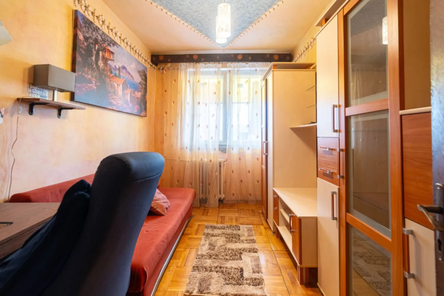 Apartament 4 camere decomandat - bvd. Revolutiei - COMISION 0 - Dacă îți dorești un apartament spațios, într-o zonă centrală, pe care să îl amenajezi exact după gustul tău, această proprietate poate fi alegerea ideală.

📍 Locație premium: pe Bulevardul Revoluției, într-un bloc poziționat în plan secund, oferind liniște și intimitate.
Apartamentul beneficiază de acces rapid către magazine, școli, restaurante, instituții publice și toate facilitățile centrului orașului.

📐 86 mp utili
🏢 Etaj 4 din 4
✔️ Compartimentare decomandată
✔️ Vedere pe 3 părți

Alcătuit din:
- Sufragerie
- 3 dormitoare
- Bucătărie cu cămară
- 2 băi
- Balcon

Dotări și avantaje:
✔️ Garaj inclus în preț
✔️ Aer condiționat
✔️ Încălzire prin sistemul de termoficare al orașului
✔️ Proiect de gaz realizat – trebuie doar montată centrala termică, dacă se dorește această variantă de încălzire

Apartamentul necesită renovare, oferindu-ți libertatea de a-l amenaja complet după propriul stil și nevoile familiei tale. Compartimentarea decomandată și poziționarea ultracentrală îl recomandă atât ca locuință, cât și ca investiție pe termen lung.

📞 Pentru mai multe informații și programarea unei vizionări:
0755 274 519 - Daniel Hord - Consultant imobiliar