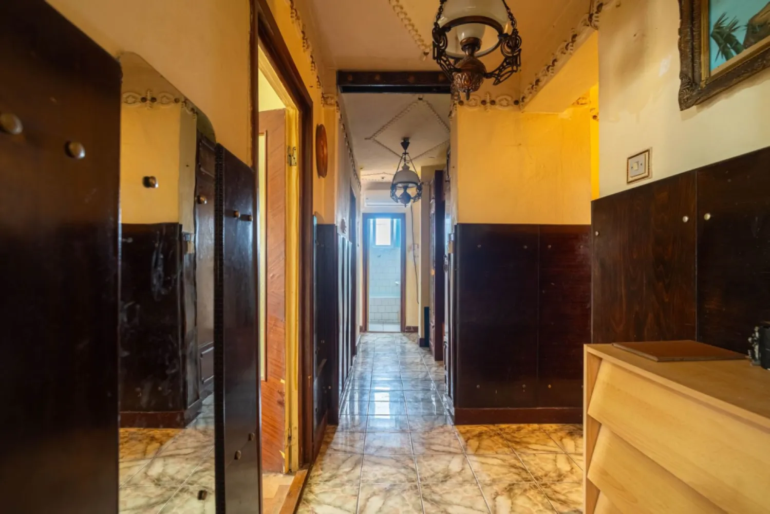 Apartament 4 camere decomandat - bvd. Revolutiei - COMISION 0 - Dacă îți dorești un apartament spațios, într-o zonă centrală, pe care să îl amenajezi exact după gustul tău, această proprietate poate fi alegerea ideală.

📍 Locație premium: pe Bulevardul Revoluției, într-un bloc poziționat în plan secund, oferind liniște și intimitate.
Apartamentul beneficiază de acces rapid către magazine, școli, restaurante, instituții publice și toate facilitățile centrului orașului.

📐 86 mp utili
🏢 Etaj 4 din 4
✔️ Compartimentare decomandată
✔️ Vedere pe 3 părți

Alcătuit din:
- Sufragerie
- 3 dormitoare
- Bucătărie cu cămară
- 2 băi
- Balcon

Dotări și avantaje:
✔️ Garaj inclus în preț
✔️ Aer condiționat
✔️ Încălzire prin sistemul de termoficare al orașului
✔️ Proiect de gaz realizat – trebuie doar montată centrala termică, dacă se dorește această variantă de încălzire

Apartamentul necesită renovare, oferindu-ți libertatea de a-l amenaja complet după propriul stil și nevoile familiei tale. Compartimentarea decomandată și poziționarea ultracentrală îl recomandă atât ca locuință, cât și ca investiție pe termen lung.

📞 Pentru mai multe informații și programarea unei vizionări:
0755 274 519 - Daniel Hord - Consultant imobiliar