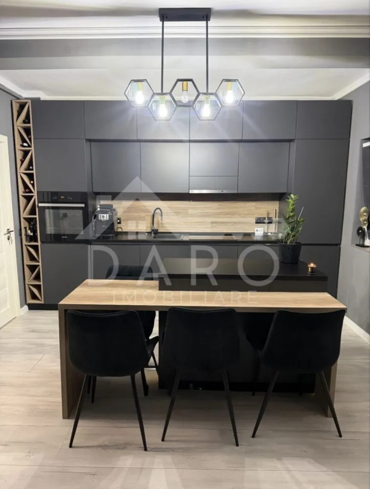 🏡 Apartament de vânzare – 3 camere | 81 mp + 3 terase | Zona Unirii – - 🏡 Apartament de vânzare – 3 camere | 81 mp + 3 terase | Zona Unirii – Strada Pomilor
Se oferă spre vânzare apartament modern, situat în zona rezidențială Unirii, pe strada Pomilor, într-un imobil nou, ideal pentru familie sau investiție.
📐 Suprafață utilă: 81 mp
🌿 3 terase: 16 mp, 7 mp și 1 mp
🏗 An construcție: 2021
✔ loc de parcare propriu, evidențiat în CF
✔ compartimentare decomandată
Compartimentare:
✔ living cu bucătărie open space – 30 mp
✔ dormitor – 12 mp
✔ dormitor – 14 mp
✔ 2 băi – 5 mp și 6 mp
✔ dressing – 4 mp
✔ cămară – 2 mp
✔ holuri – 2 mp și 6 mp
✔ 3 terase
Dotări și utilități:
✔ se predă la cheie
✔ mobilat și utilat complet
✔ posibilitate de predare și fără mobilier (doar cu bucătăria)
✔ finisaje moderne
✔ locuință nouă, bine întreținută
Avantaje:
📍 zonă rezidențială liniștită – Unirii
📍 spațiu generos și compartimentare practică
📍 terase multiple – ideale pentru relaxare
📍 loc de parcare inclus
📍 ideal pentru locuință sau investiție
💎 O oportunitate pentru cei care caută un apartament modern, într-o zonă nouă și apreciată din Târgu Mureș.
🤝 Proprietate promovată prin DARO Imobiliare
💳 Pentru achiziție, prin Kiwi Finance beneficiezi de:
✔ analiză GRATUITĂ a eligibilității
✔ acces la oferte de la peste 12 bănci
✔ negocierea dobânzii în favoarea ta
✔ suport complet până la semnarea contractului
📞 Detalii și vizionări:
Coman Maria – DARO Imobiliare & Kiwi Finance
📱 0749 535 729
🔑 DARO Imobiliare – găsim proprietatea potrivită.
💳 Kiwi Finance – obținem creditul pentru a o cumpăra.