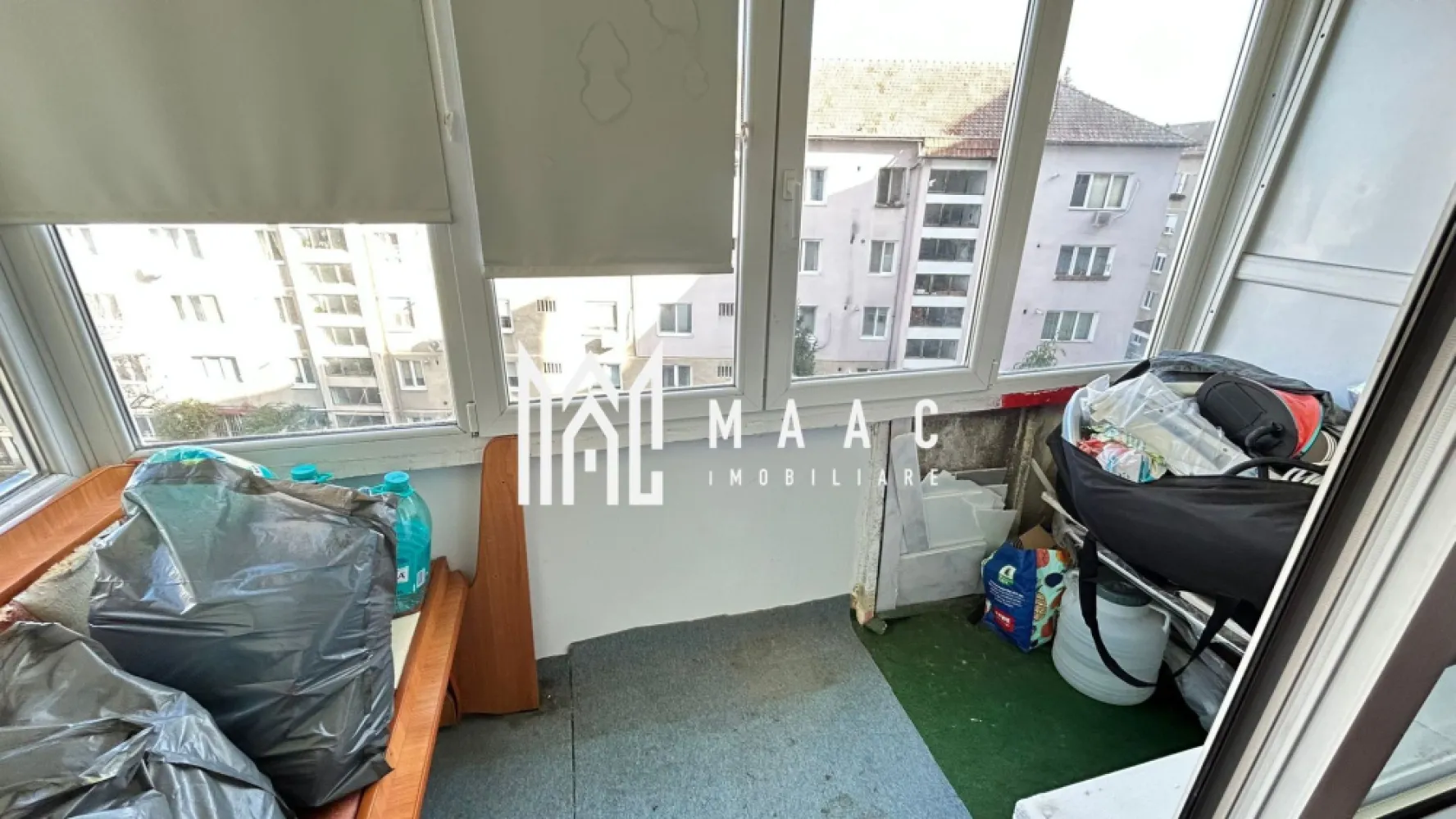 Apartament 2 camere | Decomandat | Lift | Intermediar | Mihai Viteazul - MAAC Imobiliare vă propune spre vânzare un apartament decomandat cu 2 camere, situat pe Bulevardul Mihai Viteazul, într-una dintre cele mai bune zone din Sibiu, aproape de Biserica Înălțarea Domnului și Sfântul Ierarh Nicolae, universități, centre comerciale, magazine, cafenele, terase, farmacii și stații de autobuz, toate accesibile fără a depinde de mașină.

Apartamentul are o suprafață utilă de 48 mp și beneficiază de un balcon închis cu termopan de aproximativ 4 mp, cu acces din living. Este amplasat la etajul 4 din 8, într-un bloc cu lift modernizat, izolat termic și foarte bine întreținut.

Locuința dispune de centrală termică nouă și geamuri termopan. A fost renovată ultima dată acum 10 ani și necesită modernizare în funcție de preferințe, oferind posibilitatea de amenajare personalizată. Pe hol există o debara practică pentru depozitare suplimentară.

Avantajele proprietății:
-etaj intermediar într-un bloc cu 8 niveluri
-balcon închis
-bloc izolat termic
-centrală termică nouă
-vedere pe partea din spate a blocului, ferit de trafic și agitație
-acces rapid la toate facilitățile orașului
-posibilitate de amenajare modernă după bunul plac

Zona Bulevardul Mihai Viteazul este recunoscută pentru accesibilitate și infrastructură completă, fiind potrivită atât pentru locuință proprie, cât și pentru investiție imobiliară în Sibiu.

Pentru mai multe detalii vă rugăm să menționați la telefon numărul CP2850886.
