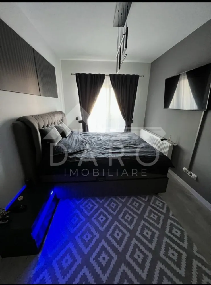 🏡 Apartament de vânzare – 3 camere | 81 mp + 3 terase | Zona Unirii – - 🏡 Apartament de vânzare – 3 camere | 81 mp + 3 terase | Zona Unirii – Strada Pomilor
Se oferă spre vânzare apartament modern, situat în zona rezidențială Unirii, pe strada Pomilor, într-un imobil nou, ideal pentru familie sau investiție.
📐 Suprafață utilă: 81 mp
🌿 3 terase: 16 mp, 7 mp și 1 mp
🏗 An construcție: 2021
✔ loc de parcare propriu, evidențiat în CF
✔ compartimentare decomandată
Compartimentare:
✔ living cu bucătărie open space – 30 mp
✔ dormitor – 12 mp
✔ dormitor – 14 mp
✔ 2 băi – 5 mp și 6 mp
✔ dressing – 4 mp
✔ cămară – 2 mp
✔ holuri – 2 mp și 6 mp
✔ 3 terase
Dotări și utilități:
✔ se predă la cheie
✔ mobilat și utilat complet
✔ posibilitate de predare și fără mobilier (doar cu bucătăria)
✔ finisaje moderne
✔ locuință nouă, bine întreținută
Avantaje:
📍 zonă rezidențială liniștită – Unirii
📍 spațiu generos și compartimentare practică
📍 terase multiple – ideale pentru relaxare
📍 loc de parcare inclus
📍 ideal pentru locuință sau investiție
💎 O oportunitate pentru cei care caută un apartament modern, într-o zonă nouă și apreciată din Târgu Mureș.
🤝 Proprietate promovată prin DARO Imobiliare
💳 Pentru achiziție, prin Kiwi Finance beneficiezi de:
✔ analiză GRATUITĂ a eligibilității
✔ acces la oferte de la peste 12 bănci
✔ negocierea dobânzii în favoarea ta
✔ suport complet până la semnarea contractului
📞 Detalii și vizionări:
Coman Maria – DARO Imobiliare & Kiwi Finance
📱 0749 535 729
🔑 DARO Imobiliare – găsim proprietatea potrivită.
💳 Kiwi Finance – obținem creditul pentru a o cumpăra.