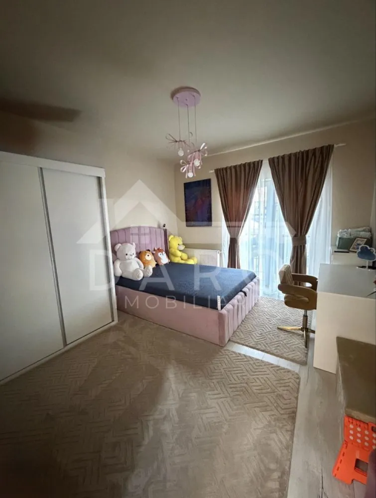 🏡 Apartament de vânzare – 3 camere | 81 mp + 3 terase | Zona Unirii – - 🏡 Apartament de vânzare – 3 camere | 81 mp + 3 terase | Zona Unirii – Strada Pomilor
Se oferă spre vânzare apartament modern, situat în zona rezidențială Unirii, pe strada Pomilor, într-un imobil nou, ideal pentru familie sau investiție.
📐 Suprafață utilă: 81 mp
🌿 3 terase: 16 mp, 7 mp și 1 mp
🏗 An construcție: 2021
✔ loc de parcare propriu, evidențiat în CF
✔ compartimentare decomandată
Compartimentare:
✔ living cu bucătărie open space – 30 mp
✔ dormitor – 12 mp
✔ dormitor – 14 mp
✔ 2 băi – 5 mp și 6 mp
✔ dressing – 4 mp
✔ cămară – 2 mp
✔ holuri – 2 mp și 6 mp
✔ 3 terase
Dotări și utilități:
✔ se predă la cheie
✔ mobilat și utilat complet
✔ posibilitate de predare și fără mobilier (doar cu bucătăria)
✔ finisaje moderne
✔ locuință nouă, bine întreținută
Avantaje:
📍 zonă rezidențială liniștită – Unirii
📍 spațiu generos și compartimentare practică
📍 terase multiple – ideale pentru relaxare
📍 loc de parcare inclus
📍 ideal pentru locuință sau investiție
💎 O oportunitate pentru cei care caută un apartament modern, într-o zonă nouă și apreciată din Târgu Mureș.
🤝 Proprietate promovată prin DARO Imobiliare
💳 Pentru achiziție, prin Kiwi Finance beneficiezi de:
✔ analiză GRATUITĂ a eligibilității
✔ acces la oferte de la peste 12 bănci
✔ negocierea dobânzii în favoarea ta
✔ suport complet până la semnarea contractului
📞 Detalii și vizionări:
Coman Maria – DARO Imobiliare & Kiwi Finance
📱 0749 535 729
🔑 DARO Imobiliare – găsim proprietatea potrivită.
💳 Kiwi Finance – obținem creditul pentru a o cumpăra.