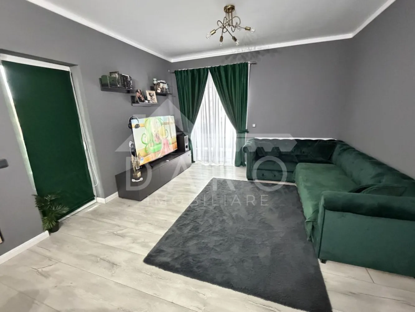 🏡 Apartament de vânzare – 3 camere | 81 mp + 3 terase | Zona Unirii – - 🏡 Apartament de vânzare – 3 camere | 81 mp + 3 terase | Zona Unirii – Strada Pomilor
Se oferă spre vânzare apartament modern, situat în zona rezidențială Unirii, pe strada Pomilor, într-un imobil nou, ideal pentru familie sau investiție.
📐 Suprafață utilă: 81 mp
🌿 3 terase: 16 mp, 7 mp și 1 mp
🏗 An construcție: 2021
✔ loc de parcare propriu, evidențiat în CF
✔ compartimentare decomandată
Compartimentare:
✔ living cu bucătărie open space – 30 mp
✔ dormitor – 12 mp
✔ dormitor – 14 mp
✔ 2 băi – 5 mp și 6 mp
✔ dressing – 4 mp
✔ cămară – 2 mp
✔ holuri – 2 mp și 6 mp
✔ 3 terase
Dotări și utilități:
✔ se predă la cheie
✔ mobilat și utilat complet
✔ posibilitate de predare și fără mobilier (doar cu bucătăria)
✔ finisaje moderne
✔ locuință nouă, bine întreținută
Avantaje:
📍 zonă rezidențială liniștită – Unirii
📍 spațiu generos și compartimentare practică
📍 terase multiple – ideale pentru relaxare
📍 loc de parcare inclus
📍 ideal pentru locuință sau investiție
💎 O oportunitate pentru cei care caută un apartament modern, într-o zonă nouă și apreciată din Târgu Mureș.
🤝 Proprietate promovată prin DARO Imobiliare
💳 Pentru achiziție, prin Kiwi Finance beneficiezi de:
✔ analiză GRATUITĂ a eligibilității
✔ acces la oferte de la peste 12 bănci
✔ negocierea dobânzii în favoarea ta
✔ suport complet până la semnarea contractului
📞 Detalii și vizionări:
Coman Maria – DARO Imobiliare & Kiwi Finance
📱 0749 535 729
🔑 DARO Imobiliare – găsim proprietatea potrivită.
💳 Kiwi Finance – obținem creditul pentru a o cumpăra.