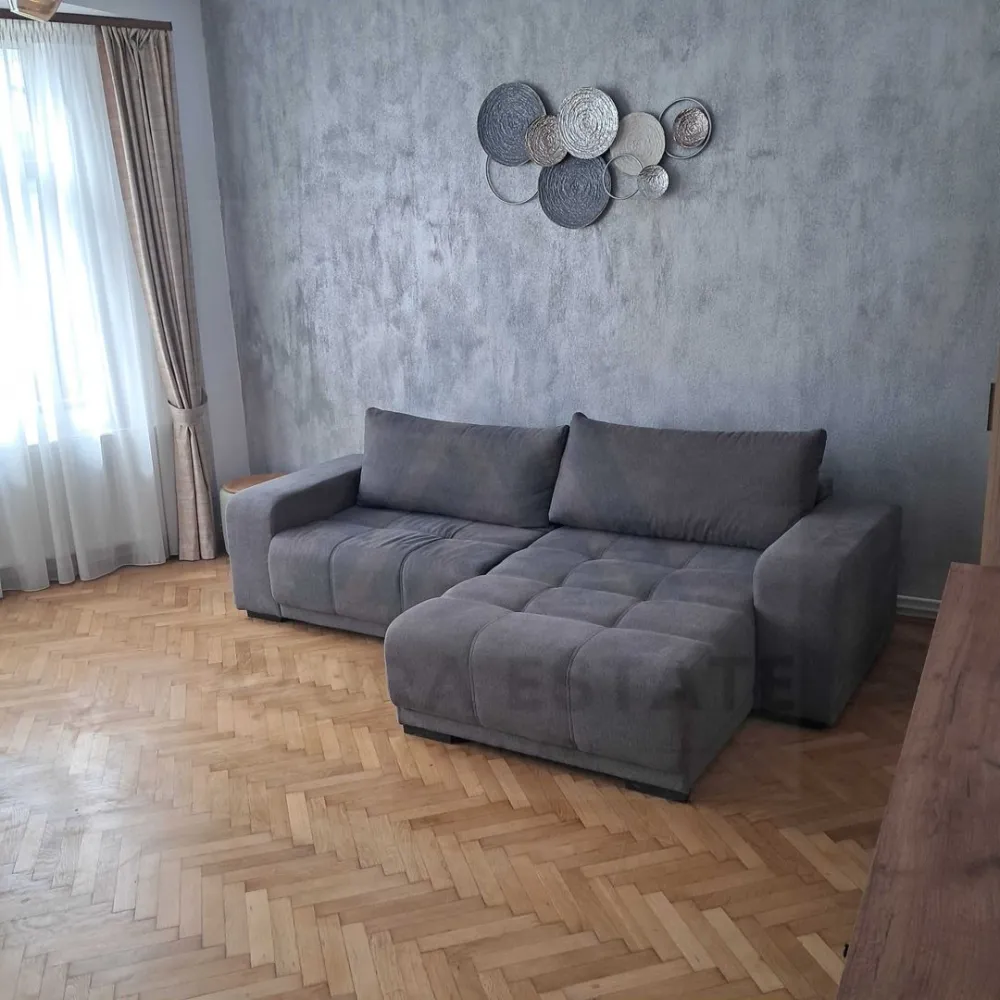 Apartament 2 camere decomandat 71 mp utili etaj 1 in zona Centrala - Agenția Imobiliară Azura Estate vă propune spre vânzare un apartament cu 2 camere decomandat, situat la etajul 1 din 2, cu o suprafață utilă generoasă de 71 mp, ideal pentru cei care își doresc confort, funcționalitate și acces rapid către centrul orașului. Locuința beneficiază de o compartimentare practică și spații bine optimizate. 
 Amplasarea reprezintă un avantaj important, proprietatea fiind situată la aproximativ 10 minute de Centrul Istoric al Sibiului, cu acces facil către magazine, restaurante, școli, mijloace de transport și principalele puncte de interes ale orașului.
Apartamentul a fost renovat integral, beneficiind de finisaje moderne.

Suprafață și compartimentare
• Suprafață utilă: 71 mp
• 2 camere decomandate
• Bucătărie 
• Baie
• Hol generos
• Etaj 1/2

Bucătăria este complet utilată cu electrocasnice moderne, inclusiv cuptor, mașină de spălat vase și frigider, fiind pregătită pentru utilizare imediată.
 Livingul impresionează prin designul contemporan, evidențiat de nuanțele elegante de gri și alb, completate armonios de podeaua din lemn masiv, care oferă căldură și rafinament întregului spațiu. 
Dormitorul este amenajat într-un stil relaxant, cu mochetă și finisaje în tonuri deschise, creând un ambient plăcut pentru odihnă. Baia dispune de finisaje moderne, faianță albă, cabină de duș și lavoar.

146000 Euro

Pentru informații suplimentare sau programarea unei vizionări, vă invităm să contactați echipa Azura Estate.