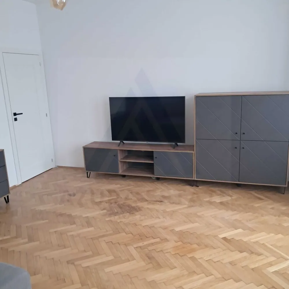 Apartament 2 camere decomandat 71 mp utili etaj 1 in zona Centrala - Agenția Imobiliară Azura Estate vă propune spre vânzare un apartament cu 2 camere decomandat, situat la etajul 1 din 2, cu o suprafață utilă generoasă de 71 mp, ideal pentru cei care își doresc confort, funcționalitate și acces rapid către centrul orașului. Locuința beneficiază de o compartimentare practică și spații bine optimizate. 
 Amplasarea reprezintă un avantaj important, proprietatea fiind situată la aproximativ 10 minute de Centrul Istoric al Sibiului, cu acces facil către magazine, restaurante, școli, mijloace de transport și principalele puncte de interes ale orașului.
Apartamentul a fost renovat integral, beneficiind de finisaje moderne.

Suprafață și compartimentare
• Suprafață utilă: 71 mp
• 2 camere decomandate
• Bucătărie 
• Baie
• Hol generos
• Etaj 1/2

Bucătăria este complet utilată cu electrocasnice moderne, inclusiv cuptor, mașină de spălat vase și frigider, fiind pregătită pentru utilizare imediată.
 Livingul impresionează prin designul contemporan, evidențiat de nuanțele elegante de gri și alb, completate armonios de podeaua din lemn masiv, care oferă căldură și rafinament întregului spațiu. 
Dormitorul este amenajat într-un stil relaxant, cu mochetă și finisaje în tonuri deschise, creând un ambient plăcut pentru odihnă. Baia dispune de finisaje moderne, faianță albă, cabină de duș și lavoar.

146000 Euro

Pentru informații suplimentare sau programarea unei vizionări, vă invităm să contactați echipa Azura Estate.