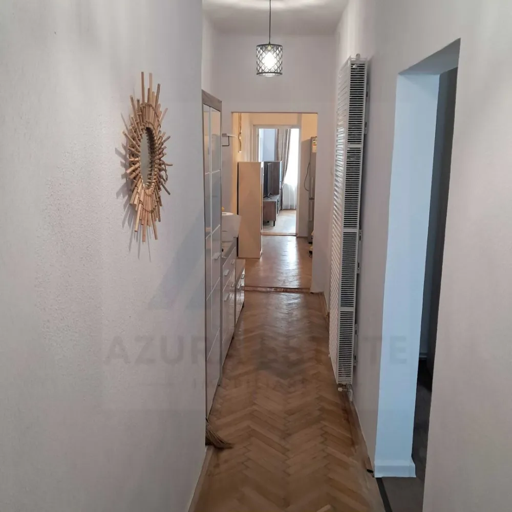 Apartament 2 camere decomandat 71 mp utili etaj 1 in zona Centrala - Agenția Imobiliară Azura Estate vă propune spre vânzare un apartament cu 2 camere decomandat, situat la etajul 1 din 2, cu o suprafață utilă generoasă de 71 mp, ideal pentru cei care își doresc confort, funcționalitate și acces rapid către centrul orașului. Locuința beneficiază de o compartimentare practică și spații bine optimizate. 
 Amplasarea reprezintă un avantaj important, proprietatea fiind situată la aproximativ 10 minute de Centrul Istoric al Sibiului, cu acces facil către magazine, restaurante, școli, mijloace de transport și principalele puncte de interes ale orașului.
Apartamentul a fost renovat integral, beneficiind de finisaje moderne.

Suprafață și compartimentare
• Suprafață utilă: 71 mp
• 2 camere decomandate
• Bucătărie 
• Baie
• Hol generos
• Etaj 1/2

Bucătăria este complet utilată cu electrocasnice moderne, inclusiv cuptor, mașină de spălat vase și frigider, fiind pregătită pentru utilizare imediată.
 Livingul impresionează prin designul contemporan, evidențiat de nuanțele elegante de gri și alb, completate armonios de podeaua din lemn masiv, care oferă căldură și rafinament întregului spațiu. 
Dormitorul este amenajat într-un stil relaxant, cu mochetă și finisaje în tonuri deschise, creând un ambient plăcut pentru odihnă. Baia dispune de finisaje moderne, faianță albă, cabină de duș și lavoar.

146000 Euro

Pentru informații suplimentare sau programarea unei vizionări, vă invităm să contactați echipa Azura Estate.