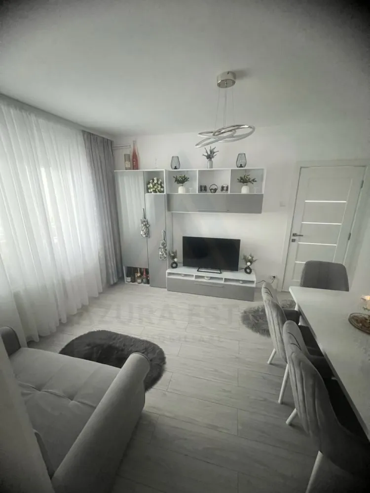 Apartament 2 camere mobilat utilat renovat complet în zona Rahovei - Agenția Imobiliară Azura Estate vă propune spre vânzare un apartament cu 2 camere, situat in zona Rahovei. Poziționarea excelentă oferă acces rapid către școli, grădinițe, magazine, farmacii, Piața Rahovei, stații de transport public și Shopping City Sibiu, fiind o alegere ideală atât pentru locuit, cât și pentru investiție. Apartamentul este semidecomandat și dispune de o suprafață utilă de 42 mp, la care se adaugă un balcon închis de aproximativ 4 mp.

• Living luminos
• Dormitor confortabil
• Bucătărie separată
• Baie
• Hol
• Balcon închis
• Uscatorie comuna 

 Dotări și beneficii:
• Complet mobilat și utilat, conform fotografiilor
• Renovat recent
• Instalație electrică nouă
• Instalație sanitară nouă
• Centrală termică nouă
• Aer condiționat
• Izolație exterioară
• Etaj 4 din 5
• Zonă liniștită și bine conectată la facilitățile orașului

Locuința oferă confort imediat, fără investiții suplimentare, fiind potrivită pentru o familie, un cuplu tânăr sau pentru cei care caută o proprietate cu potențial investițional.

94000 Euro