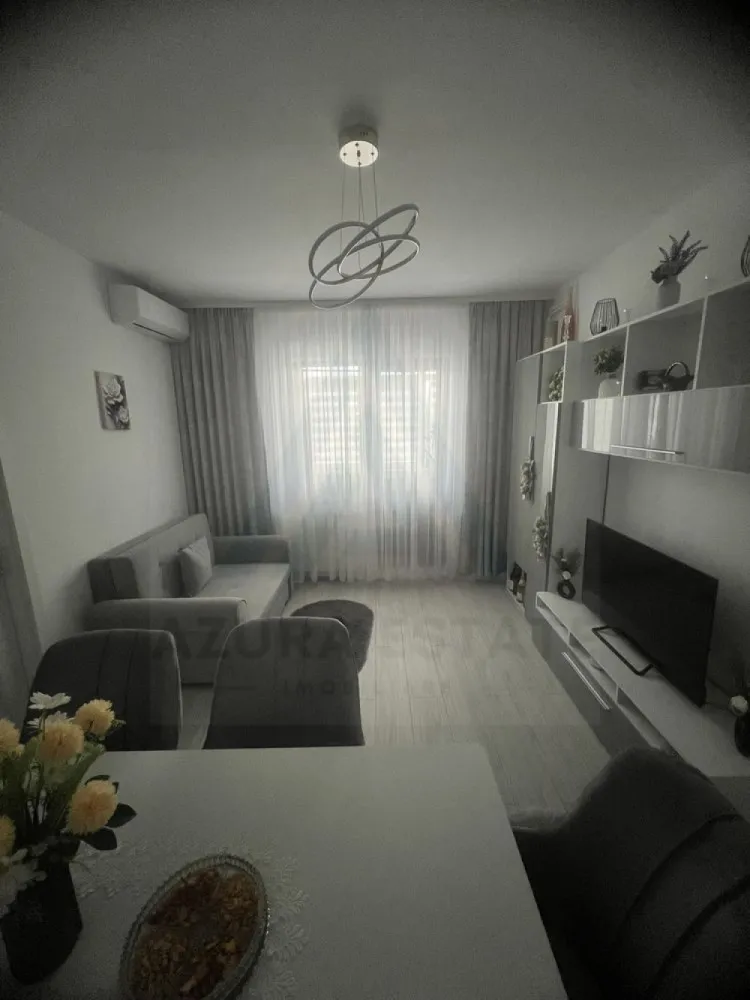 Apartament 2 camere mobilat utilat renovat complet în zona Rahovei - Agenția Imobiliară Azura Estate vă propune spre vânzare un apartament cu 2 camere, situat in zona Rahovei. Poziționarea excelentă oferă acces rapid către școli, grădinițe, magazine, farmacii, Piața Rahovei, stații de transport public și Shopping City Sibiu, fiind o alegere ideală atât pentru locuit, cât și pentru investiție. Apartamentul este semidecomandat și dispune de o suprafață utilă de 42 mp, la care se adaugă un balcon închis de aproximativ 4 mp.

• Living luminos
• Dormitor confortabil
• Bucătărie separată
• Baie
• Hol
• Balcon închis
• Uscatorie comuna 

 Dotări și beneficii:
• Complet mobilat și utilat, conform fotografiilor
• Renovat recent
• Instalație electrică nouă
• Instalație sanitară nouă
• Centrală termică nouă
• Aer condiționat
• Izolație exterioară
• Etaj 4 din 5
• Zonă liniștită și bine conectată la facilitățile orașului

Locuința oferă confort imediat, fără investiții suplimentare, fiind potrivită pentru o familie, un cuplu tânăr sau pentru cei care caută o proprietate cu potențial investițional.

94000 Euro