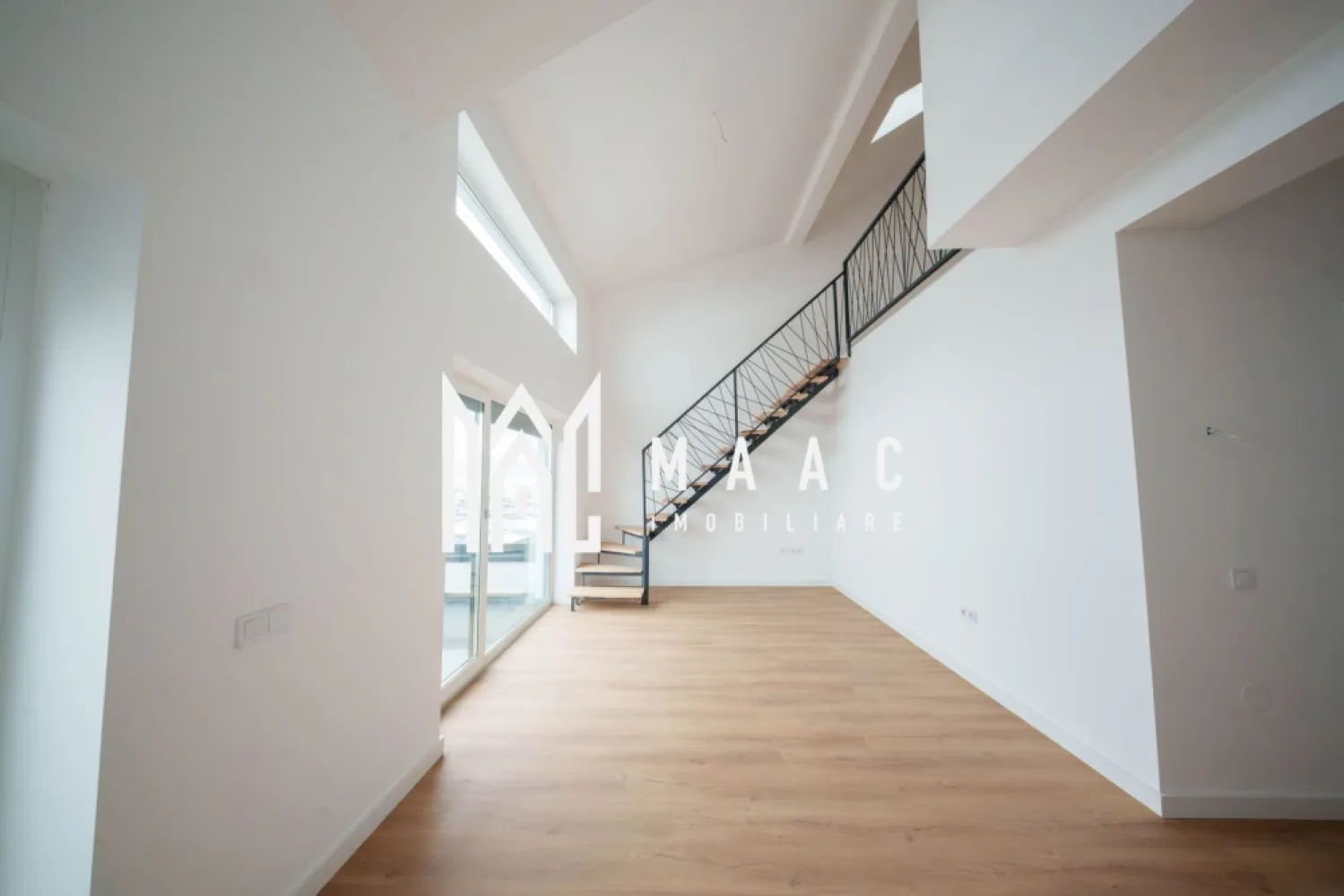 Penthouse 5 camere | 128 MPU | Calitate superioară - MAAC Imobiliare vă oferă spre vânzare un penthouse exclusivist cu 4 camere.

Caracteristici:
Suprafață utilă totala: 128 mpu.
Balcon: 10.55 mp.
Etaj: 2 din 2.
Orientare sudică, cu lumină naturală pe tot parcursul zilei.

Compartimentare și spații interioare:
Living cu înălțime de 5,6 m.
Bucătărie integrată armonios în zona de zi.
Două dormitoare bine proporționate.
Dressing dedicat.
Două băi, dintre care una cu geam pentru aerisire naturală.

Dotări și finisaje:
Încălzire în pardoseală.
Jaluzele electrice.
Terasa este prevăzută cu sticlă securizată și sistem de captare a apelor pluviale.
Izolație cu vată bazaltică.
Casa scării finisată cu granit.
Predare la stadiul finisat la alb cu posibilitate de predare la cheie.
Loc de parcare inclus.

Avantaje și priveliște:
Multă lumină naturală și vedere spectaculoasă către munți.

Avantaje ale ansamblului rezidențial:
Ocupare teritorială eficientă, cu aproximativ 45% spații verzi.
Fațade finisate cu larice siberian și piatră naturală.
Locuri de joacă amenajate.
Acces facil, fără ambuteiaje rutiere, cu patru căi de acces către ansamblu.

Achiziție
Locuința poate fi achiziționată atât din surse proprii, cât și prin credit bancar.

Pentru mai multe detalii precizati telefonic ca ati vazut anuntul cu ID: CP2935932