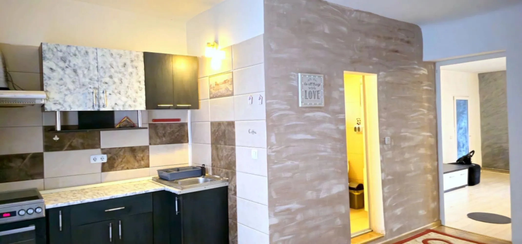 Apartament cu 2 camere la casa, 70 mp - zona centrala - Mag Invest vă prezintă spre vânzare un apartament spațios și primitor, situat la etajul 1 al unei case solide, într-o zonă centrală foarte bine cotată. Amplasamentul excelent oferă acces facil către principalele puncte de interes ale orașului: magazine, școli, instituții publice, zone de recreere și mijloace de transport în comun, ceea ce transformă această proprietate într-o opțiune ideală atât pentru locuire, cât și pentru investiție. Locuința se vinde complet mobilată și utilată, astfel încât viitorii proprietari să se poată muta imediat, fără costuri suplimentare. Este echipată cu centrală termică proprie, asigurând un confort termic optim în orice anotimp. Spațiile interioare sunt bine proporționate, luminoase și ingenios compartimentate. In curtea interioara avem un spatiu suplimentar pentru o bucatarie de vara sau/ si spatiu depozitare. Zona - zona centrala, langa Primarie, usor accesibila pentru mijloace de transport. Preț: 56.000 EUR, negociabil + comisionul agenției Proprietatea este disponibila si pentru inchiriere incepand cu 01.04.2026 la pretul de 320 euro/lunar. Conditii - contrcat pe termen lung, la semnarea contractului de inchiriere se percepe prima chirie, o garantie returnabila (320 euro) si comisionul agentiei 200 euro. Este o alegere excelentă pentru cei care caută o locuință confortabilă, in centru, dar și pentru investitorii care își doresc o proprietate ușor de închiriat, cu potențial ridicat de a obtine profit. Pentru mai multe informații sau pentru programarea unei vizionări, vă stăm cu drag la dispoziție: la telefon 0746.252.252 - Liliana Ene, broker imobiliar acreditat ABI