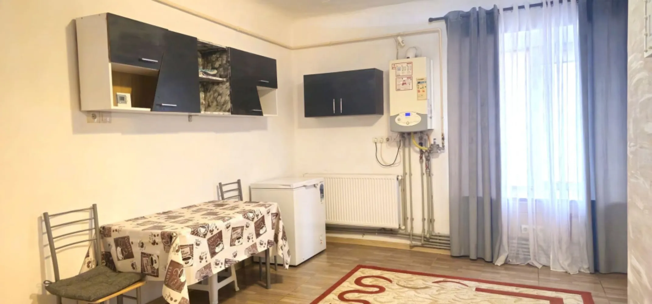 Apartament cu 2 camere la casa, 70 mp - zona centrala - Mag Invest vă prezintă spre vânzare un apartament spațios și primitor, situat la etajul 1 al unei case solide, într-o zonă centrală foarte bine cotată. Amplasamentul excelent oferă acces facil către principalele puncte de interes ale orașului: magazine, școli, instituții publice, zone de recreere și mijloace de transport în comun, ceea ce transformă această proprietate într-o opțiune ideală atât pentru locuire, cât și pentru investiție. Locuința se vinde complet mobilată și utilată, astfel încât viitorii proprietari să se poată muta imediat, fără costuri suplimentare. Este echipată cu centrală termică proprie, asigurând un confort termic optim în orice anotimp. Spațiile interioare sunt bine proporționate, luminoase și ingenios compartimentate. In curtea interioara avem un spatiu suplimentar pentru o bucatarie de vara sau/ si spatiu depozitare. Zona - zona centrala, langa Primarie, usor accesibila pentru mijloace de transport. Preț: 56.000 EUR, negociabil + comisionul agenției Proprietatea este disponibila si pentru inchiriere incepand cu 01.04.2026 la pretul de 320 euro/lunar. Conditii - contrcat pe termen lung, la semnarea contractului de inchiriere se percepe prima chirie, o garantie returnabila (320 euro) si comisionul agentiei 200 euro. Este o alegere excelentă pentru cei care caută o locuință confortabilă, in centru, dar și pentru investitorii care își doresc o proprietate ușor de închiriat, cu potențial ridicat de a obtine profit. Pentru mai multe informații sau pentru programarea unei vizionări, vă stăm cu drag la dispoziție: la telefon 0746.252.252 - Liliana Ene, broker imobiliar acreditat ABI