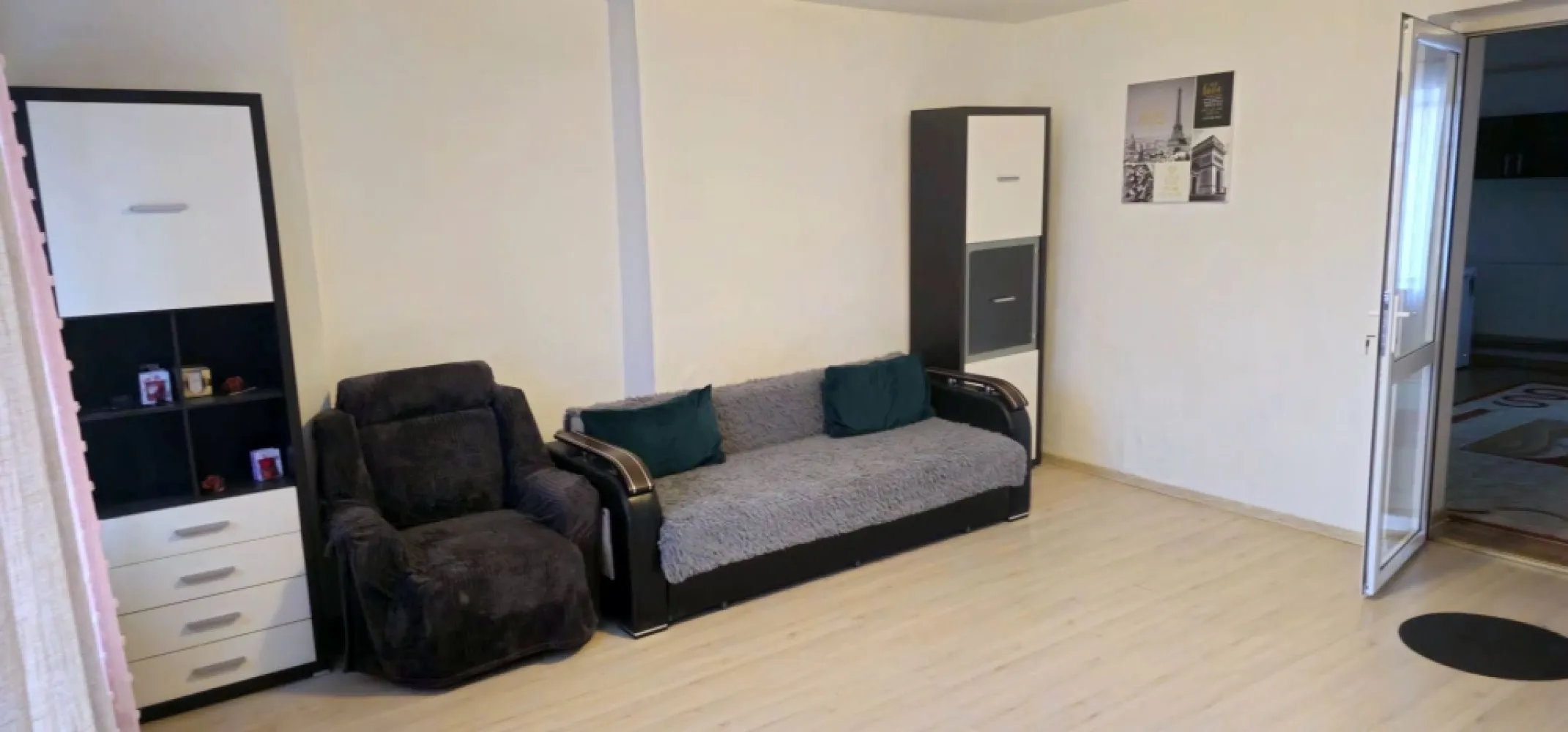Apartament cu 2 camere la casa, 70 mp - zona centrala - Mag Invest vă prezintă spre vânzare un apartament spațios și primitor, situat la etajul 1 al unei case solide, într-o zonă centrală foarte bine cotată. Amplasamentul excelent oferă acces facil către principalele puncte de interes ale orașului: magazine, școli, instituții publice, zone de recreere și mijloace de transport în comun, ceea ce transformă această proprietate într-o opțiune ideală atât pentru locuire, cât și pentru investiție. Locuința se vinde complet mobilată și utilată, astfel încât viitorii proprietari să se poată muta imediat, fără costuri suplimentare. Este echipată cu centrală termică proprie, asigurând un confort termic optim în orice anotimp. Spațiile interioare sunt bine proporționate, luminoase și ingenios compartimentate. In curtea interioara avem un spatiu suplimentar pentru o bucatarie de vara sau/ si spatiu depozitare. Zona - zona centrala, langa Primarie, usor accesibila pentru mijloace de transport. Preț: 56.000 EUR, negociabil + comisionul agenției Proprietatea este disponibila si pentru inchiriere incepand cu 01.04.2026 la pretul de 320 euro/lunar. Conditii - contrcat pe termen lung, la semnarea contractului de inchiriere se percepe prima chirie, o garantie returnabila (320 euro) si comisionul agentiei 200 euro. Este o alegere excelentă pentru cei care caută o locuință confortabilă, in centru, dar și pentru investitorii care își doresc o proprietate ușor de închiriat, cu potențial ridicat de a obtine profit. Pentru mai multe informații sau pentru programarea unei vizionări, vă stăm cu drag la dispoziție: la telefon 0746.252.252 - Liliana Ene, broker imobiliar acreditat ABI