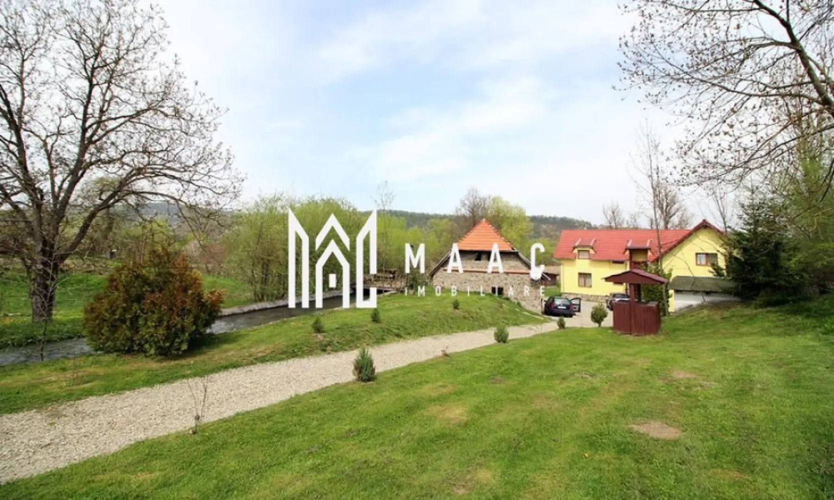 Pensiune | 10 camere | Teren | 2.300 Mp | Carta - MAAC Imobiliare vă propune spre vânzare o proprietate deosebită, cu potențial ridicat pentru dezvoltarea unei afaceri în turism, amplasată într-o zonă în plină dezvoltare, cu cerere în creștere și perspectivă excelentă de valorificare pe termen lung. Proprietatea este ideală pentru investiții în domeniul ospitalității, oferind infrastructura necesară pentru operare imediată.

Imobilul este compus din două clădiri distincte, fiecare având funcționalitate clar definită, optimă pentru activități turistice:

Clădire principală:
-Suprafață utilă de aproximativ 250 mp
-Camere spațioase, fiecare dotată cu baie proprie
-Spațiu dedicat relaxării sau sală de jocuri
-Compartimentare practică, adaptată pentru confortul oaspeților

Clădire secundară (construcție din anul 1913):
-Suprafață utilă de aproximativ 120 mp
-Sală de mese generoasă
-Bucătărie separată, ideală pentru organizarea serviciilor de masă
-Caracter autentic, cu valoare istorică și potențial turistic ridicat

Terenul aferent proprietății are o suprafață de aproximativ 2.300 mp, oferind multiple posibilități de amenajare și extindere:
-Deschidere generoasă
-Spații verzi ample
-Posibilitate de amenajare terasă, zonă de relaxare, locuri de parcare sau extindere construcții

Avantaje:
-Proprietate pregătită pentru activitate turistică
-Organizare eficientă: spații de cazare și servire separate
-Versatilitate pentru multiple tipuri de business

Proprietatea este potrivită pentru dezvoltarea unei pensiuni, agropensiuni, retreat, organizare de evenimente private sau ca investiție într-o zonă cu potențial de creștere.

Pentru mai multe detalii și programarea unei vizionări, precizați telefonic că ați văzut anunțul cu CP2850855