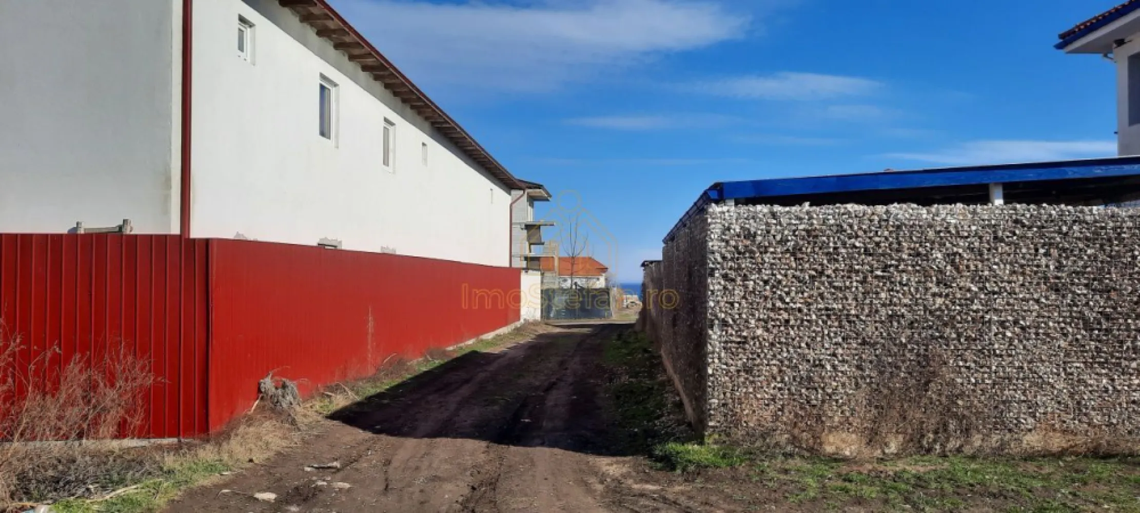 Teren Intravilan Vama Veche | 7.495 mp | Oportunitate Investiție - Într-o perioadă în care turismul premium de pe litoral este în plină expansiune, această proprietate reprezintă o alegere strategică pentru dezvoltatorii imobiliari sau antreprenorii vizionari.

 LOCALIZARE EXCELENTĂ:

Situat la doar 15 minute de plaja Elektra.

Zonă în plină dezvoltare, cu imobile deja construite în proximitate (aprox. 800m).

 DETALII TEHNICE ȘI URBANISTICE:

Suprafață totală: 7.495 mp

Front stradal: 17.28 m (deschidere la drum de servitute).

Clasificare: Intravilan.

Flexibilitate: Terenul este parcelabil. Se poate vinde și în loturi mai mici, în funcție de necesitățile și amploarea proiectului dorit.

Utilități: Situate la o distanță de doar 150 m de teren.

Acces: Acces auto asigurat.

 POTENȚIAL DE DEZVOLTARE (IDEAL PENTRU):

Complex hotelier sau Pensiune.

Sat de vacanță / Case rezidențiale.

Proiect de blocuri cu regim mic de înălțime (design mediteranean).

Glamping exclusivist.

Acesta este momentul ideal pentru a securiza un activ valoros pe litoralul românesc, într-o zonă unde terenurile de mari dimensiuni devin din ce în ce mai rare.

Pentru mai multe detalii, planuri cadastrale sau pentru a programa o vizionare, vă stau la dispoziție! Sunați-mă acum pentru a discuta despre următoarea dumneavoastră afacere de succes!